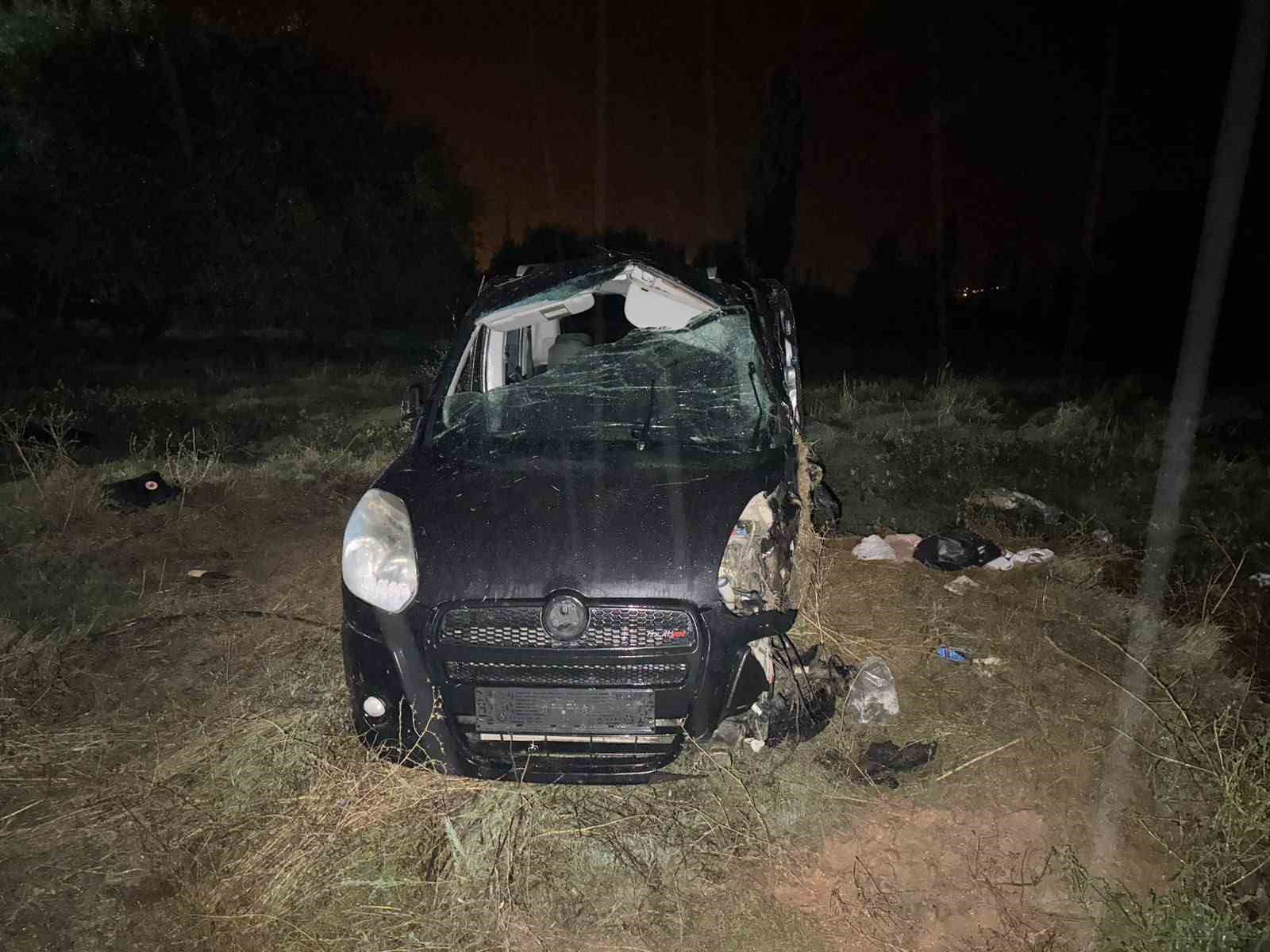 KIRIKKALE'DE YAĞIŞLI HAVADA KONTROLDEN ÇIKARAK TAKLA ATAN HAFİF TİCARİ ARACIN HURDAYA DÖNDÜĞÜ KAZADA 1 KİŞİ HAYATINI KAYBETTİ, 4 KİŞİ YARALANDI.