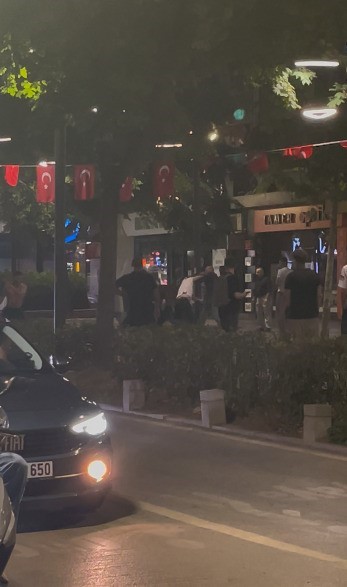 KOCAELİ’NİN İZMİT İLÇESİNDE İKİ FARKLI NOKTADA ÇIKAN KAVGA CEP TELEFONU KAMERALARINA YANSIDI. YÜRÜYÜŞ YOLU’NDA BİR KİŞİ, KAVGA ETTİĞİ 3 KİŞİYİ YUMRUKLARLA YERE SERERKEN, ALİKAHYA’DA YAŞANAN DİĞER OLAYDA İSE TARAFLAR POLİS EKİPLERİNİN YANINDA BİRBİRİNE GİRDİ.