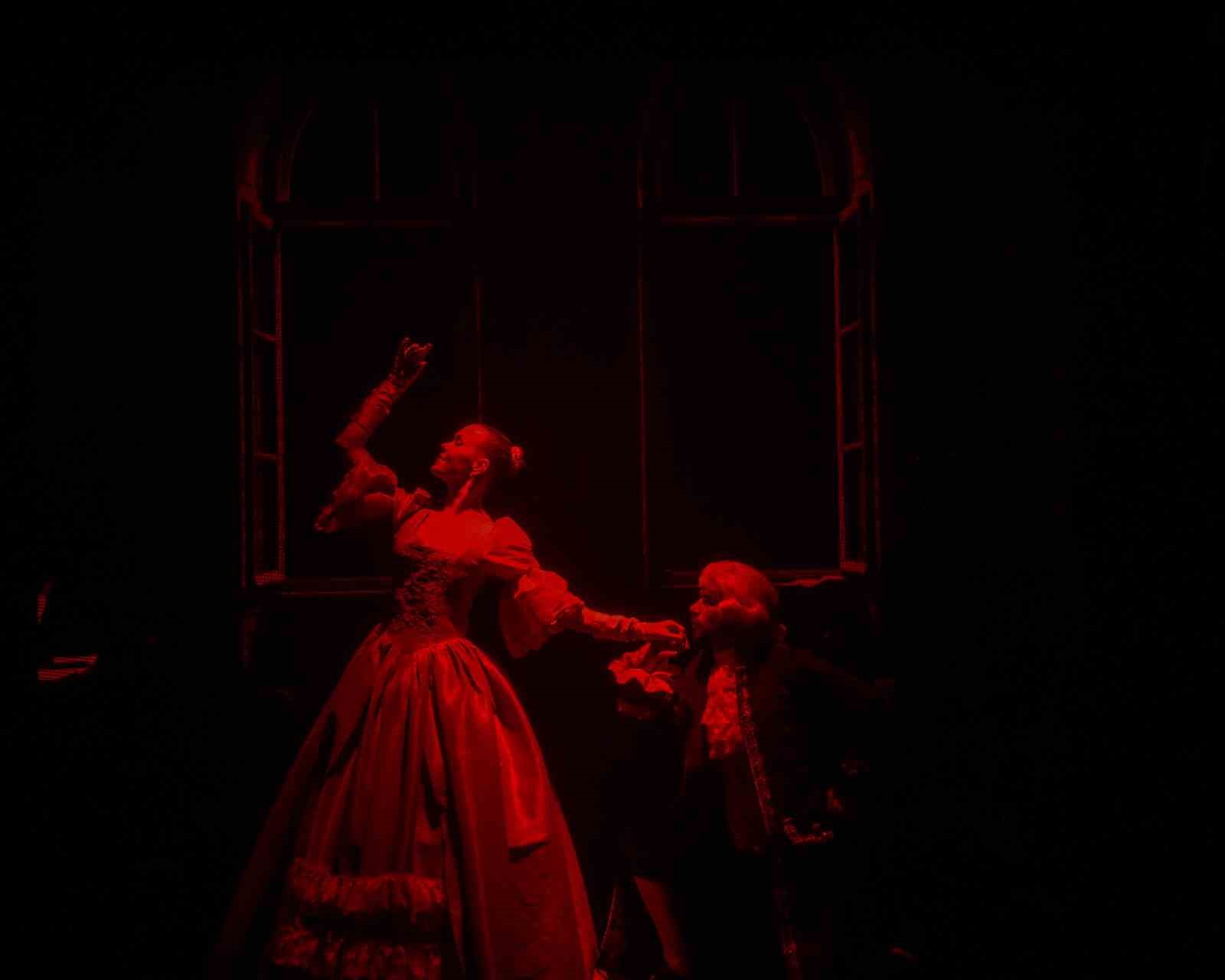 MOZART'IN HAYATI VE MÜZİĞİ, BU AKŞAM SAAT 19.00'DA BEYOĞLU SAHNE'DE HOLOGRAM TEKNOLOJİSİ, CANLI MÜZİK VE DANS EŞLİĞİNDE SAHNEYE TAŞINACAK.