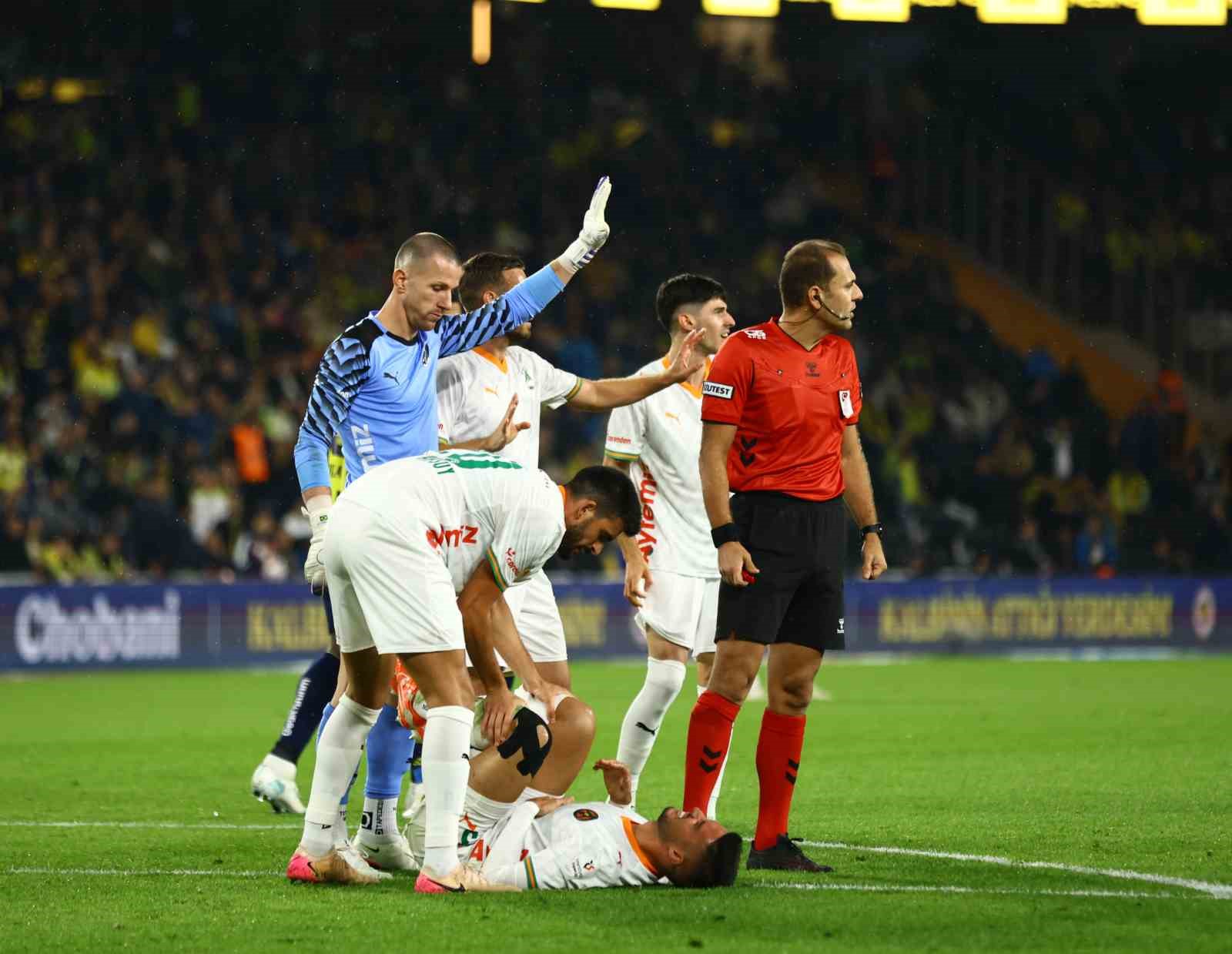 FENERBAHÇE, TRENDYOL SÜPER LİG'İN 8. HAFTASINDA EVİNDE CORENDON ALANYASPOR İLE KARŞILAŞIYOR. MÜSABAKANIN İLK 20 DAKİKASI 0-0 EŞİTLİKLE GEÇİLDİ.