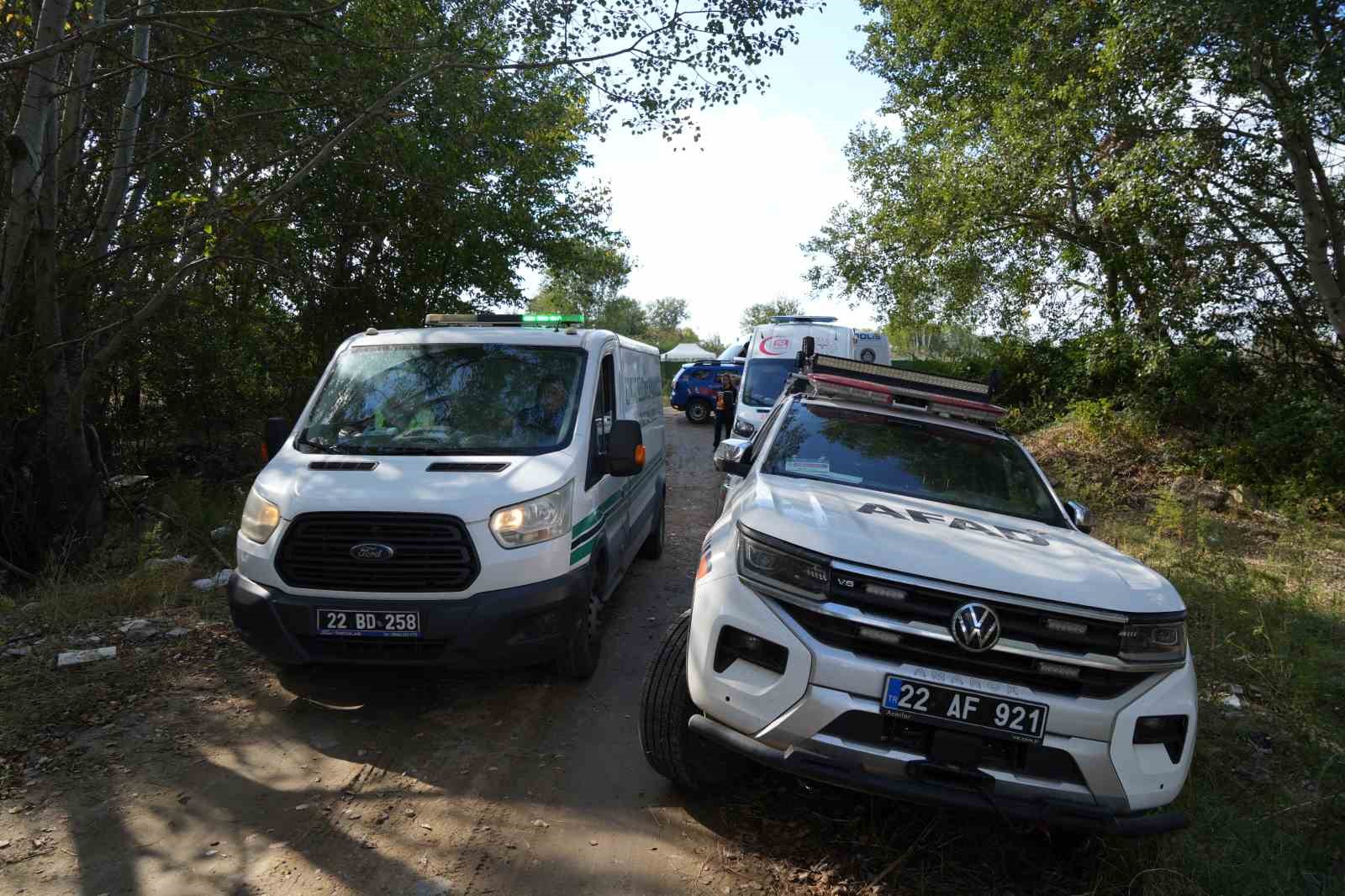 EDİRNE'DE MERİÇ NEHRİ'NDE BOTUN ALABORA OLMASI SONUCU KAYBOLAN 2 ÇOCUĞU ARAMA ÇALIŞMALARINDA 5 YAŞINDAKİ KIZ ÇOCUĞUNUN DA CANSIZ BEDENİNE ULAŞILDI. DAHA ÖNCE BİR ÇOCUĞUN HAYATINI KAYBETTİĞİ OLAYDA, KAYIP SON ÇOCUĞU BULMAK İÇİN ARAMA ÇALIŞMALARI 3'ÜNCÜ GÜNÜNDE DEVAM EDİYOR.