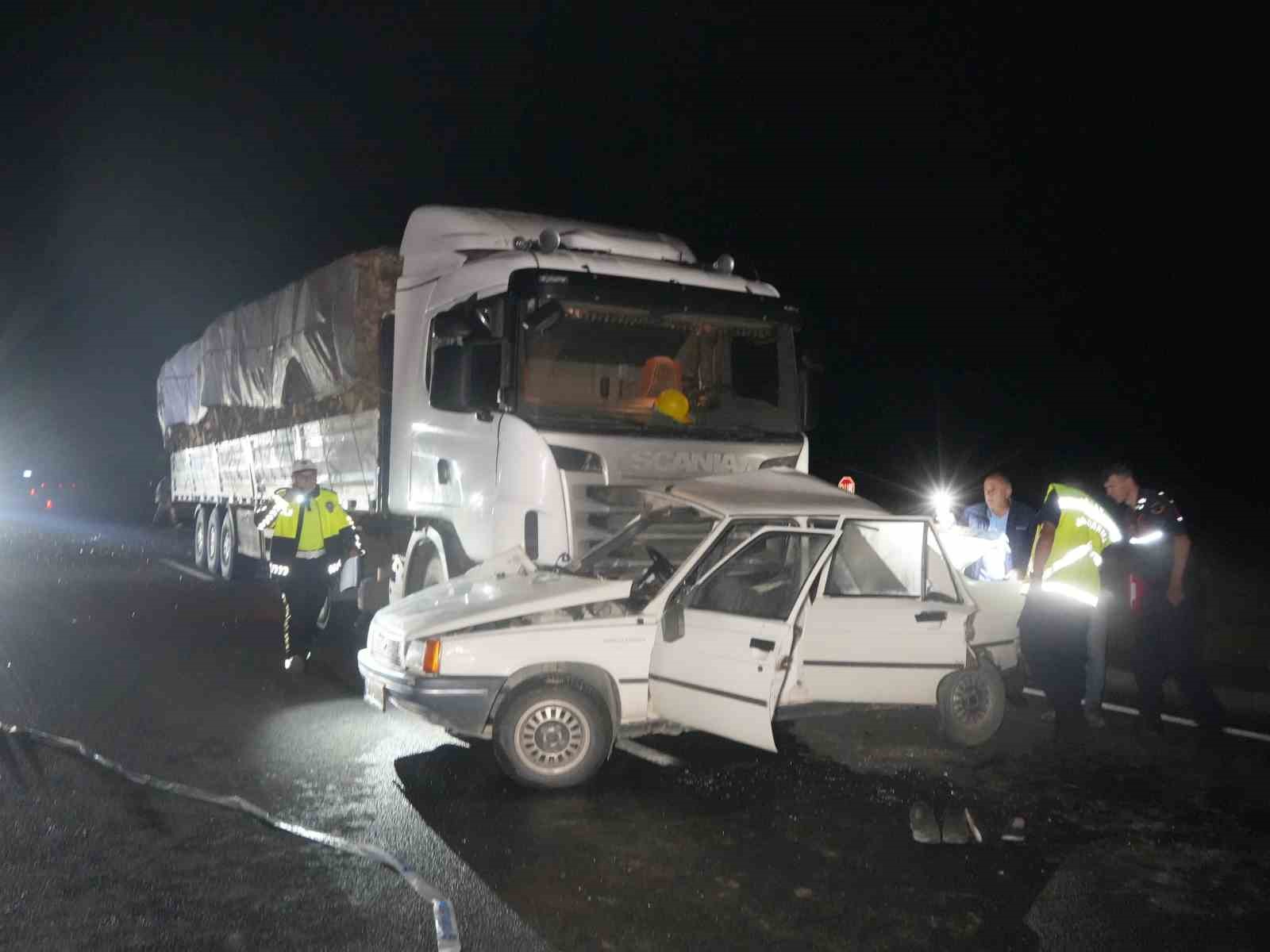 KASTAMONU’NUN TAŞKÖPRÜ İLÇESİNDE TIR İLE OTOMOBİLİN ÇARPIŞTIĞI KAZADA SÜRÜCÜ CİHAN ERGÜN İLE YANINDA BULUNAN EŞİ SEYHAN ERGÜN HAYATINI KAYBETTİ.