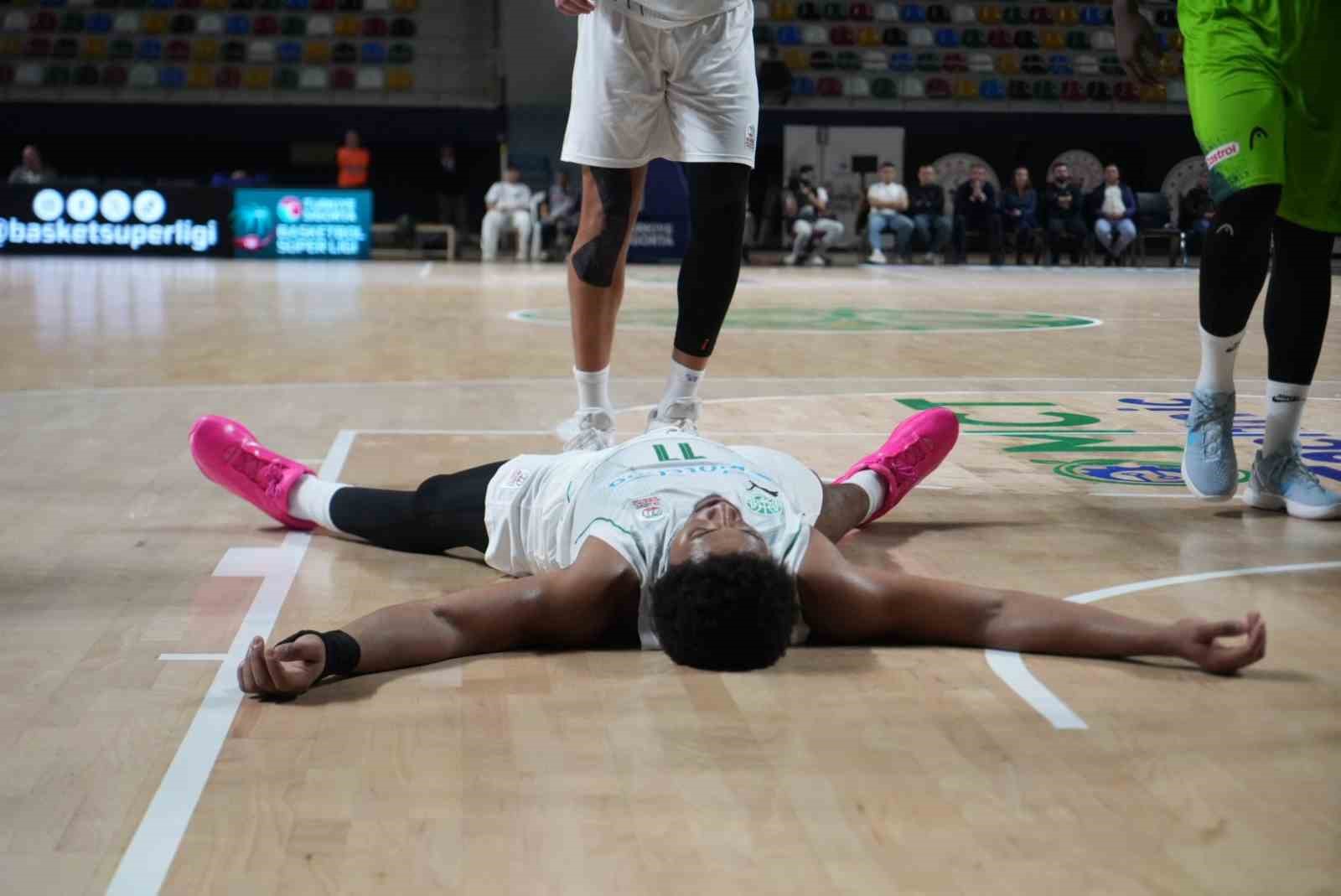 TÜRKİYE SİGORTA BASKETBOL SÜPER LİGİ'NİN 4. HAFTASINDA TOFAŞ, DEPLASMANDA KARŞILAŞTIĞI KÖRFEZ BASKET'İ BRYCE JONES'UN SON SANİYE ÜÇLÜĞÜYLE 71-69 MAĞLUP ETTİ.
