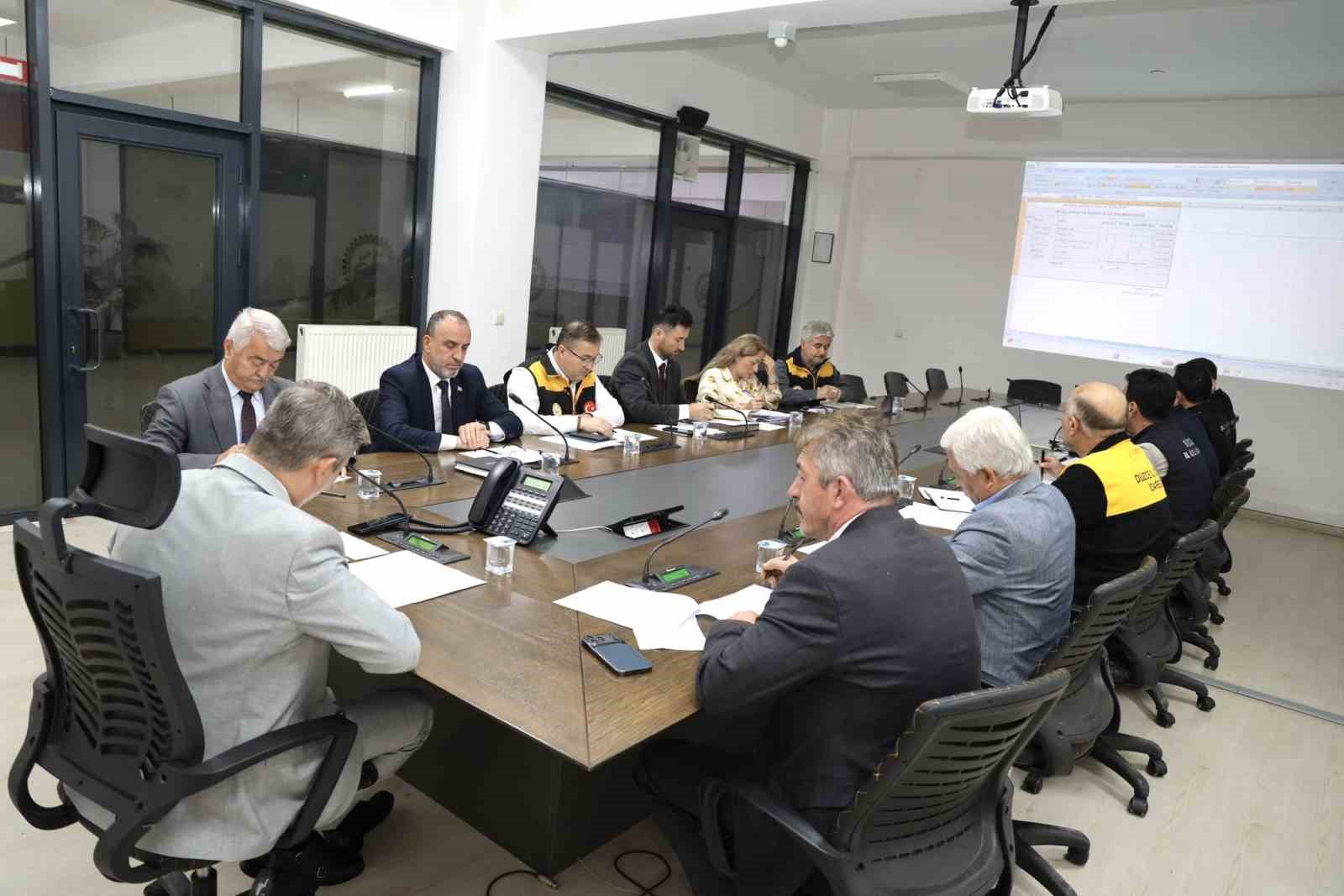 DÜZCE İL ÖZEL İDARESİ İL ENCÜMEN TOPLANTISI, GENEL SEKRETER NURİ ÇELİK BAŞKANLIĞINDA GERÇEKLEŞTİRİLDİ. TOPLANTIDA GÜNDEMDE YER ALAN 13 MADDE GÖRÜŞÜLEREK KARARA BAĞLANDI.
