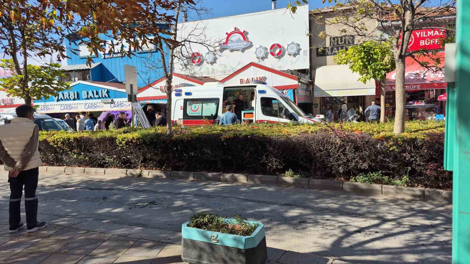 ESKİŞEHİR'DE BABA İLE OĞLU ARASINDA ÇIKAN BIÇAKLI KAVGADA 3 KİŞİ YARALANDI. KAVGADA BIÇAKLANAN BABA, "BENDEN HARAÇ İSTİYOR, VERMEYİNCE SALDIRDI" DEDİ.