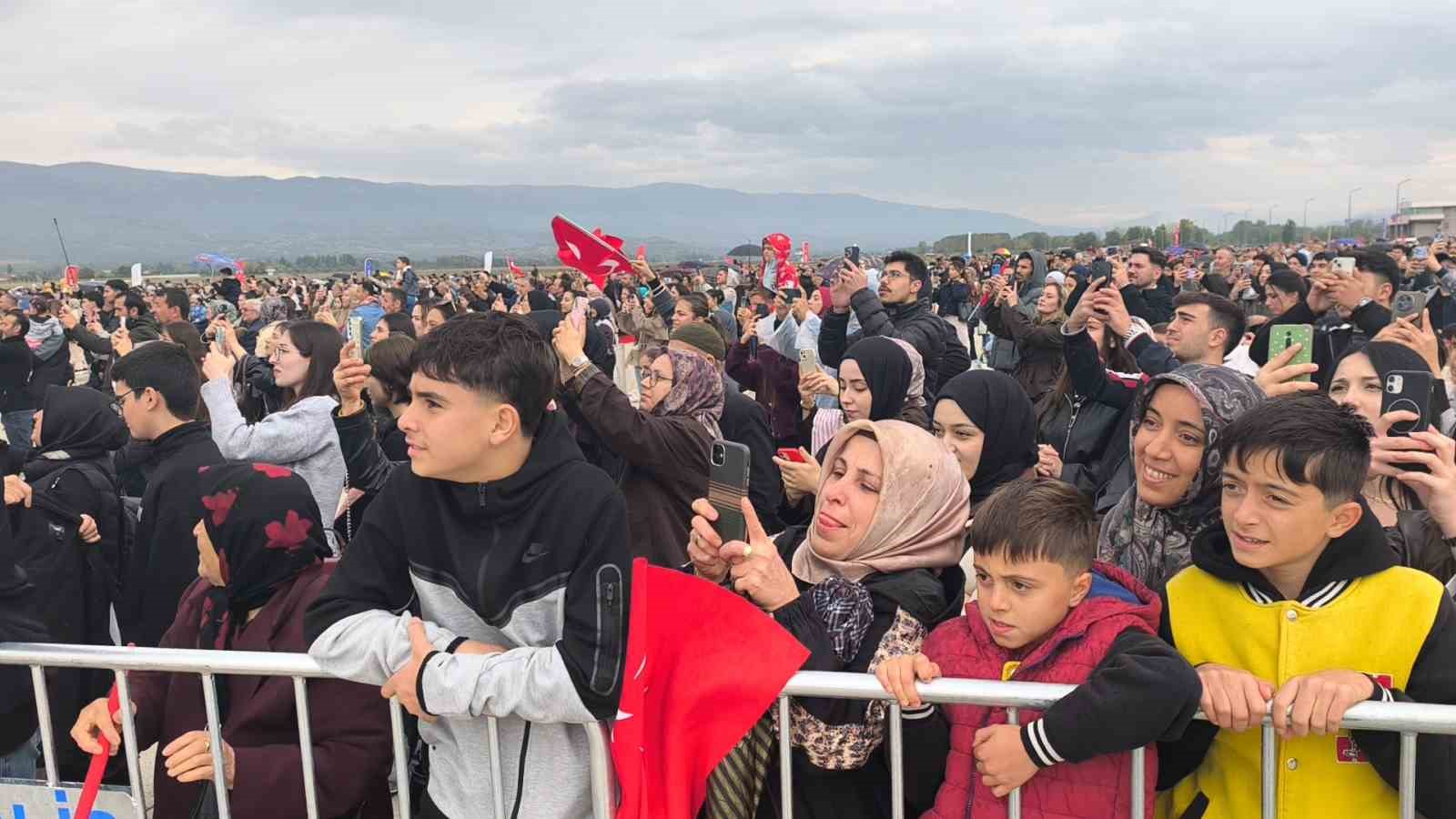 TÜRK HAVA KUVVETLERİNİN GÖSTERİ EKİBİ SOLOTÜRK, TOKAT HAVALİMANI'NDA GERÇEKLEŞTİRDİĞİ GÖSTERİ UÇUŞUYLA BİNLERCE KİŞİYE HEYECAN DOLU ANLAR YAŞATTI.