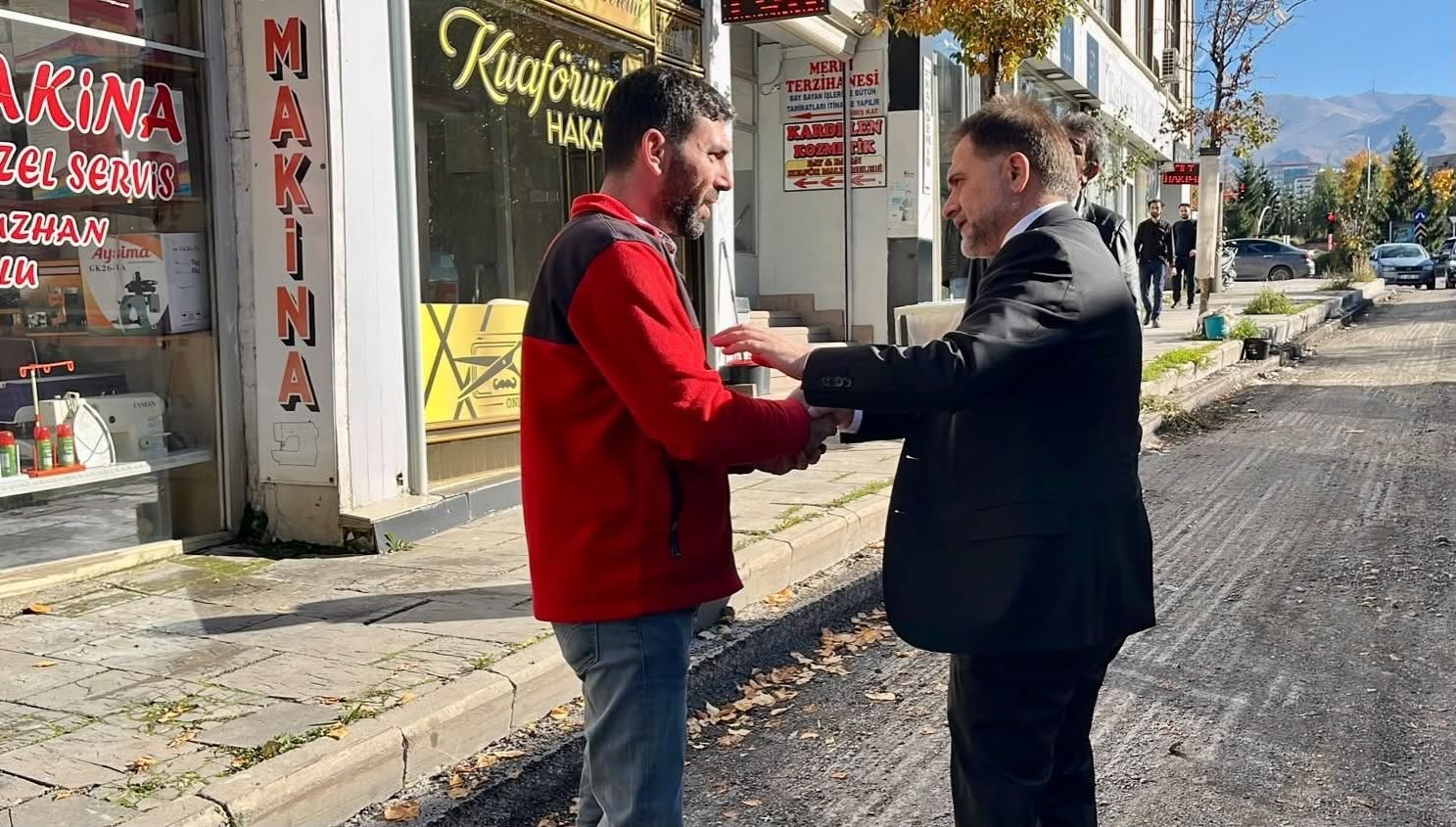 YAKUTİYE BELEDİYE BAŞKANI MAHMUT UÇAR, İLÇE GENELİNDE YÜRÜTÜLEN ALTYAPI VE ÜSTYAPI ÇALIŞMALARINI YAKINDAN TAKİP ETMEYİ SÜRDÜRÜYOR. BAŞKAN UÇAR, BU KAPSAMDA BAT PAZARI CADDESİ’NDE BELEDİYE EKİPLERİ TARAFINDAN GERÇEKLEŞTİRİLEN ÇALIŞMALARI YERİNDE İNCELEYEREK BÖLGE ESNAFIYLA BİR ARAYA GELDİ.