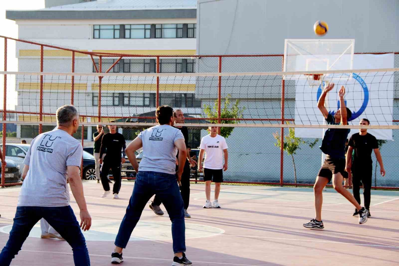 KÜTAHYA ORGANİZE SANAYİ BÖLGESİ (OSB) YÖNETİM KURULU BAŞKANLIĞI TARAFINDAN DÜZENLENEN FİRMALAR ARASI VOLEYBOL TURNUVASI, ÇEKİŞMELİ MÜSABAKALARIN ARDINDAN TAMAMLANDI.