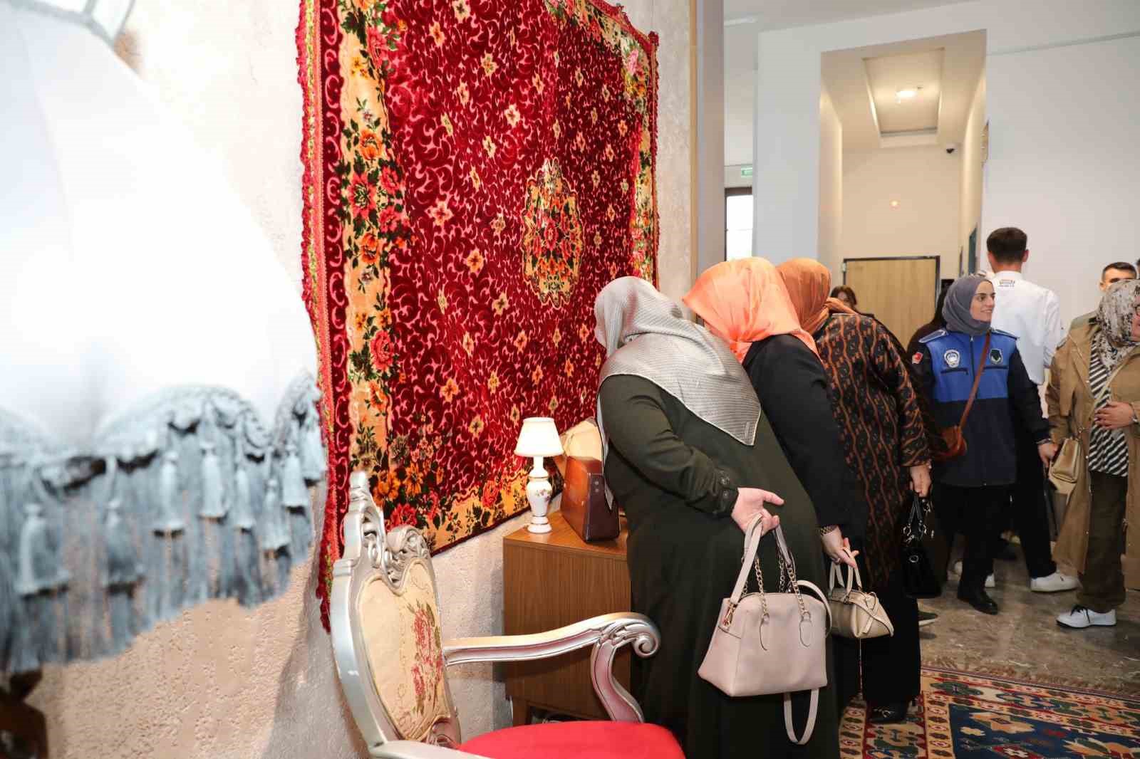 SAMSUN BÜYÜKŞEHİR BELEDİYESİ ZABITA PERSONELİ CEMAL SARI’NIN 15 YILDIR BÜYÜK BİR ÖZENLE BİRİKTİRDİĞİ ANTİKA NİTELİĞİNDEKİ EŞYALAR, “GEÇMİŞTEN GÜNÜMÜZE” ADLI SERGİYLE VATANDAŞLARLA BULUŞTU.