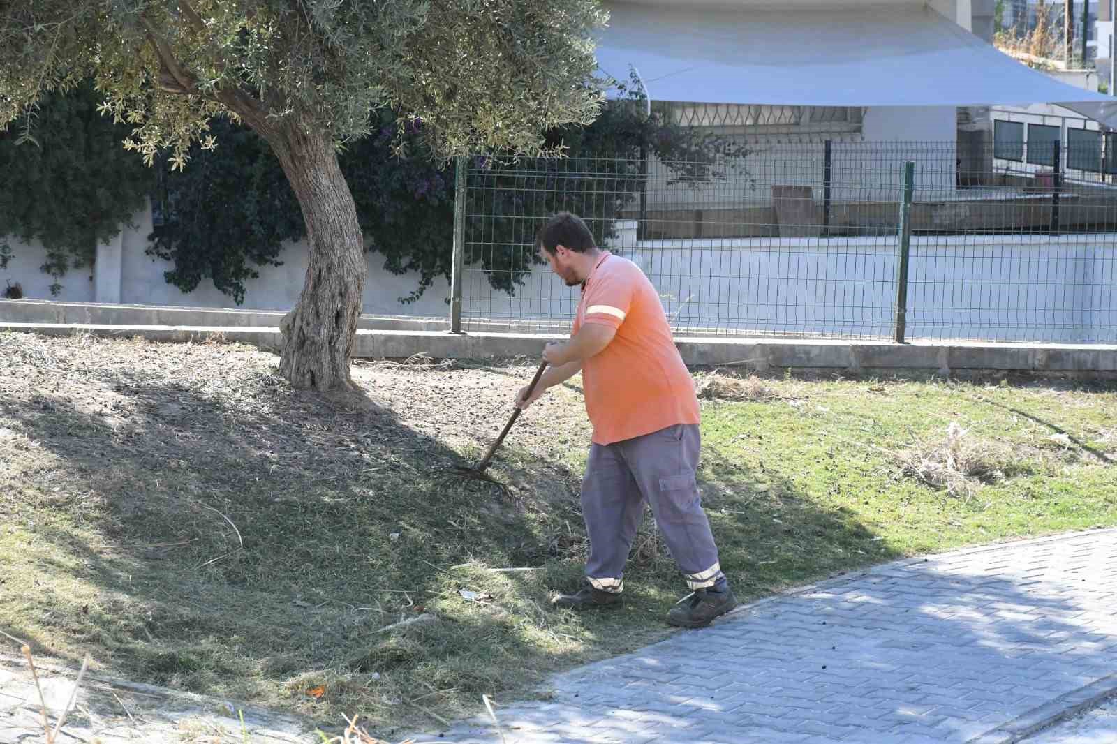 KUŞADASI BELEDİYESİ EKİPLERİ, KENT GENELİNDEKİ PARK, BAHÇE VE YEŞİL ALANLARDA BAKIM VE DÜZENLEME ÇALIŞMALARI GERÇEKLEŞTİRİRKEN, KENT MOBİLYALARI İLE ÇOCUK OYUN ALANLARINDA DA BAKIM VE ONARIM YAPIYOR.