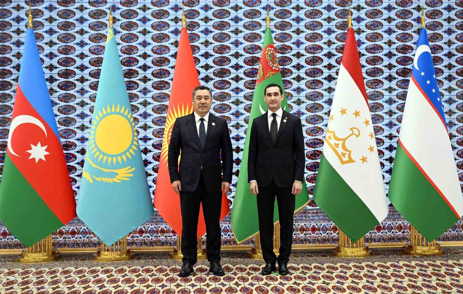 KIRGIZİSTAN CUMHURBAŞKANI SADIR CAPAROV(SOLDA), TÜRKMENİSTAN CUMHURBAŞKANI SERDAR BERDİMUHAMEDOV(SAĞDA)