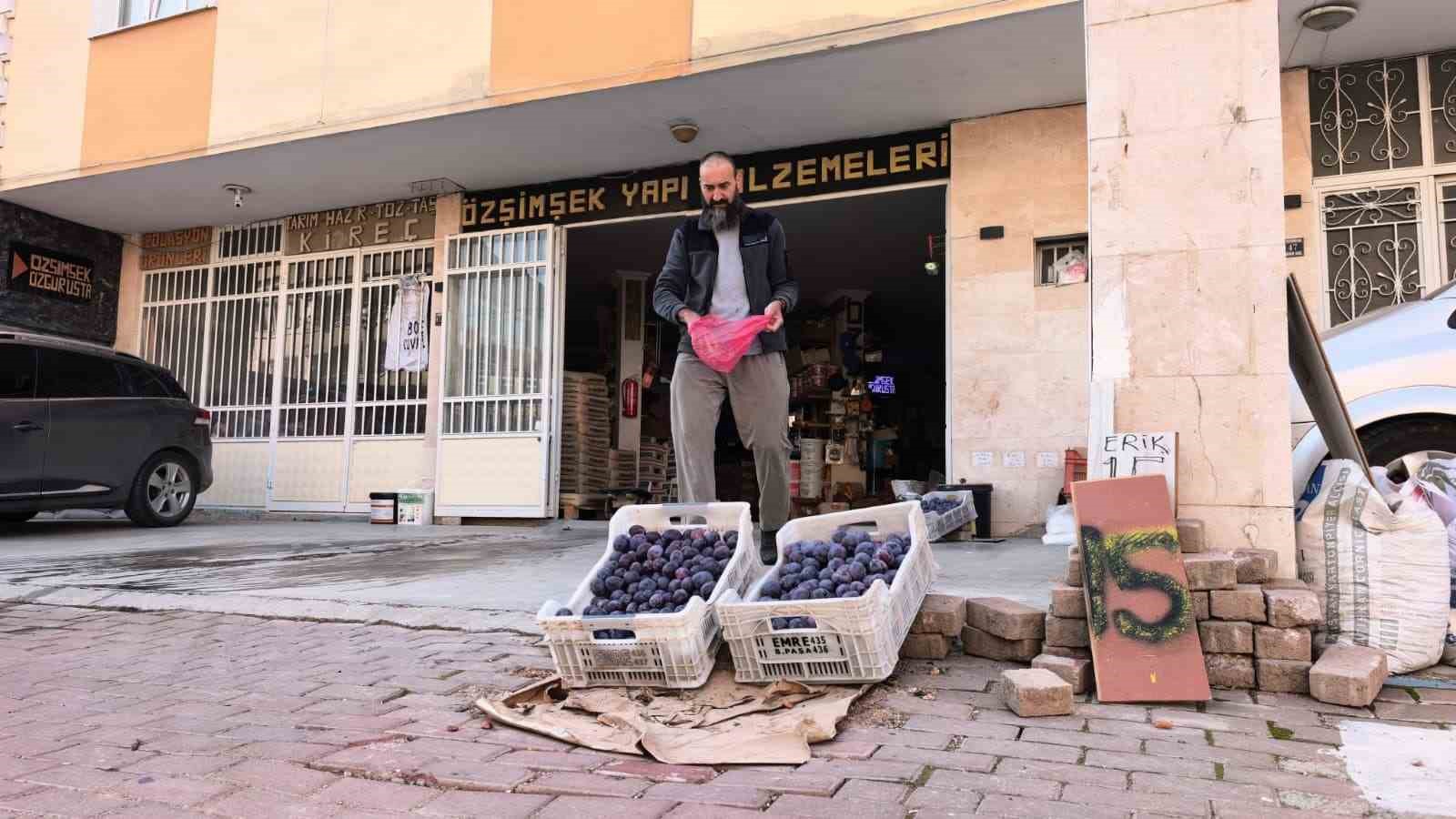 BURSA’NIN İNEGÖL İLÇESİNDE ANNESİNE AİT TARLADA YAKLAŞIK 10 TON ERİK YETİŞTİREN 48 YAŞINDAKİ ÖZGÜR ŞİMŞEK, ÜRÜNLERİNİ SATAMAYINCA İLGİNÇ BİR YÖNTEME BAŞVURDU. ŞİMŞEK, HAZIRLADIĞI VİDEO SOSYAL MEDYADA BÜYÜK İLGİ GÖRÜNCE ELİNDEKİ ERİKLERİ VATANDAŞLARA UYGUN FİYATA VE ZAMAN ZAMAN ÜCRETSİZ DAĞITMAYA BAŞLADI.