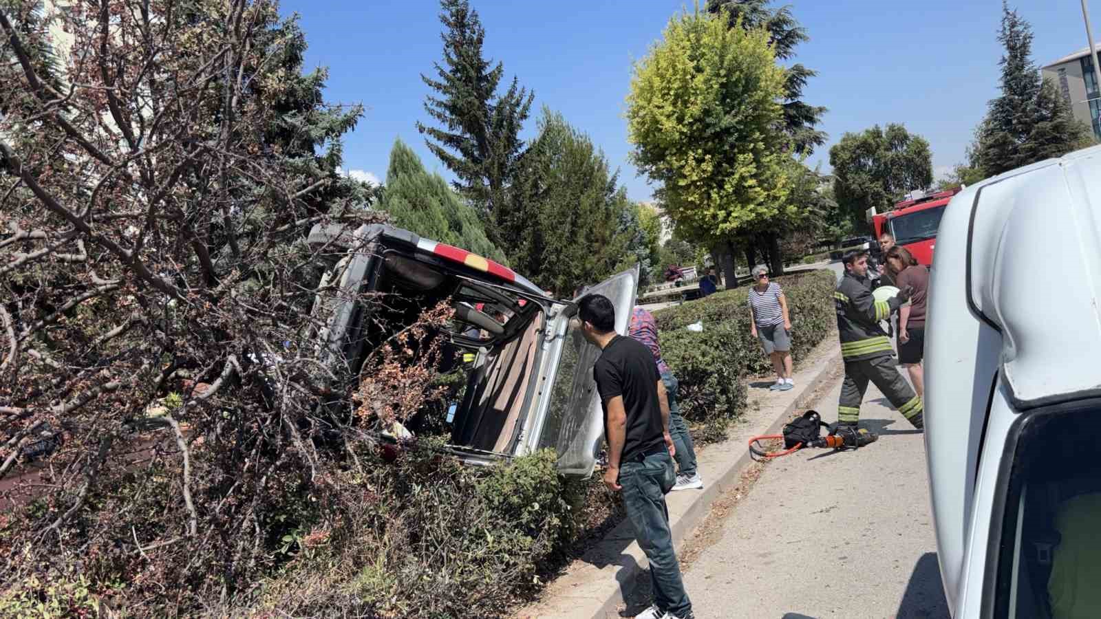 ESKİŞEHİR'DE KONTROLDEN ÇIKAN TİCARİ ARAÇ, YOL KENARINDAKİ AĞACI DEVİRDİKTEN SONRA KORKULUKLARA ÇARPIP TAKLA ATTI.