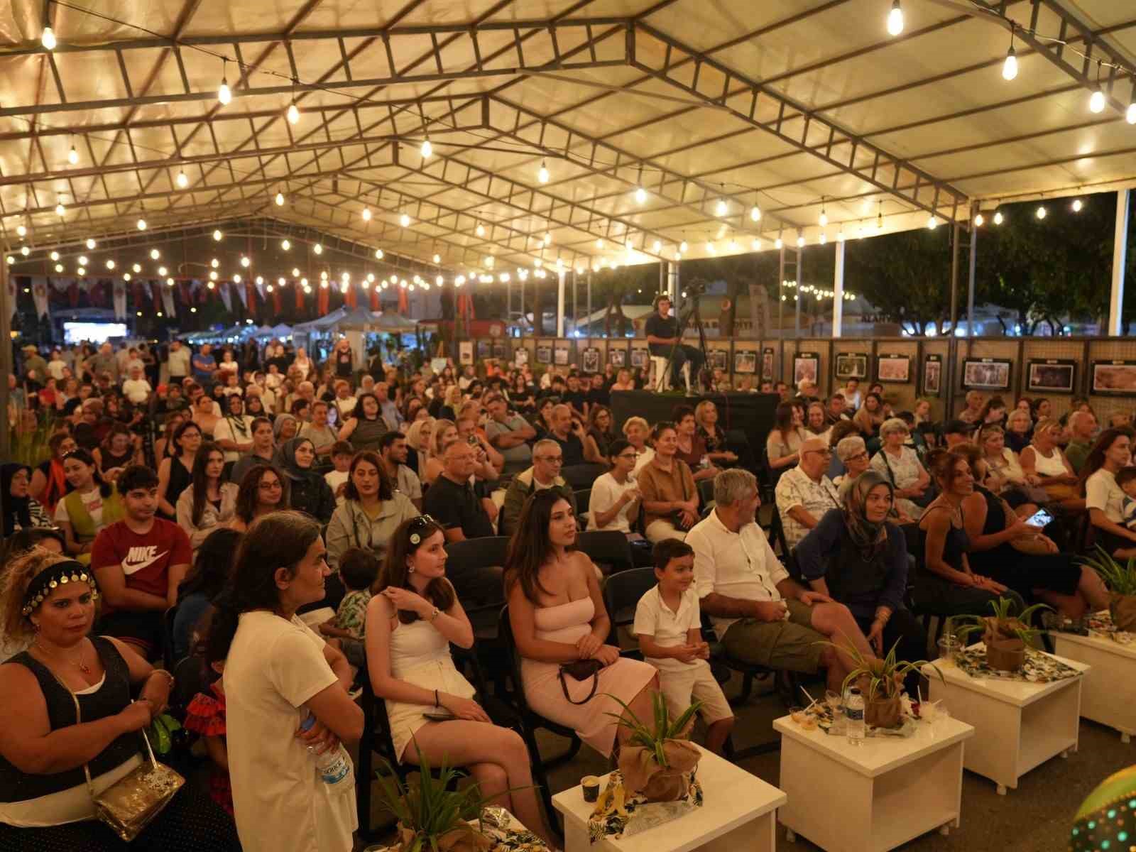 KARAYİPLER’DEN ALANYA’YA UZANAN ULUSLARARASI ALANYA TROPİKAL MEYVE FESTİVALİ, ULUSLARARASI KONUKLARI, ÜNLÜ ŞEFLERİ, YEREL ÜRETİCİLERİ, KÜLTÜR VE SANAT ETKİNLİKLERİYLE KENTİN TARIMSAL ZENGİNLİĞİNİ GASTRONOMİ VE TURİZMLE BULUŞTURDU. ALANYA’NIN TROPİKAL MEYVELERİ, YEREL LEZZETLERİ VE KÜLTÜREL DEĞERLERİ ULUSLARARASI BİR PLATFORMDA TANITILDI.