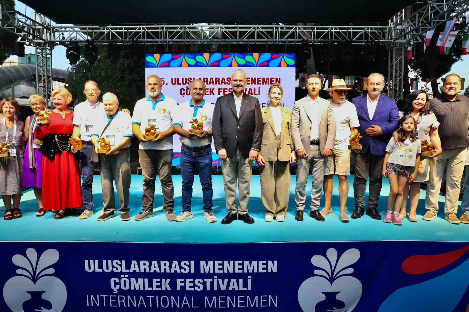 MENEMEN İLÇESİNDE 45 ÜLKEDEN KATILIMCIYLA GERÇEKLEŞTİRİLEN 5'İNCİ ULUSLARARASI ÇÖMLEK FESTİVALİNDE, ÇÖMLEK YARIŞMALARINDA DERECEYE GİRENLER ÖDÜLLENDİRİLDİ.