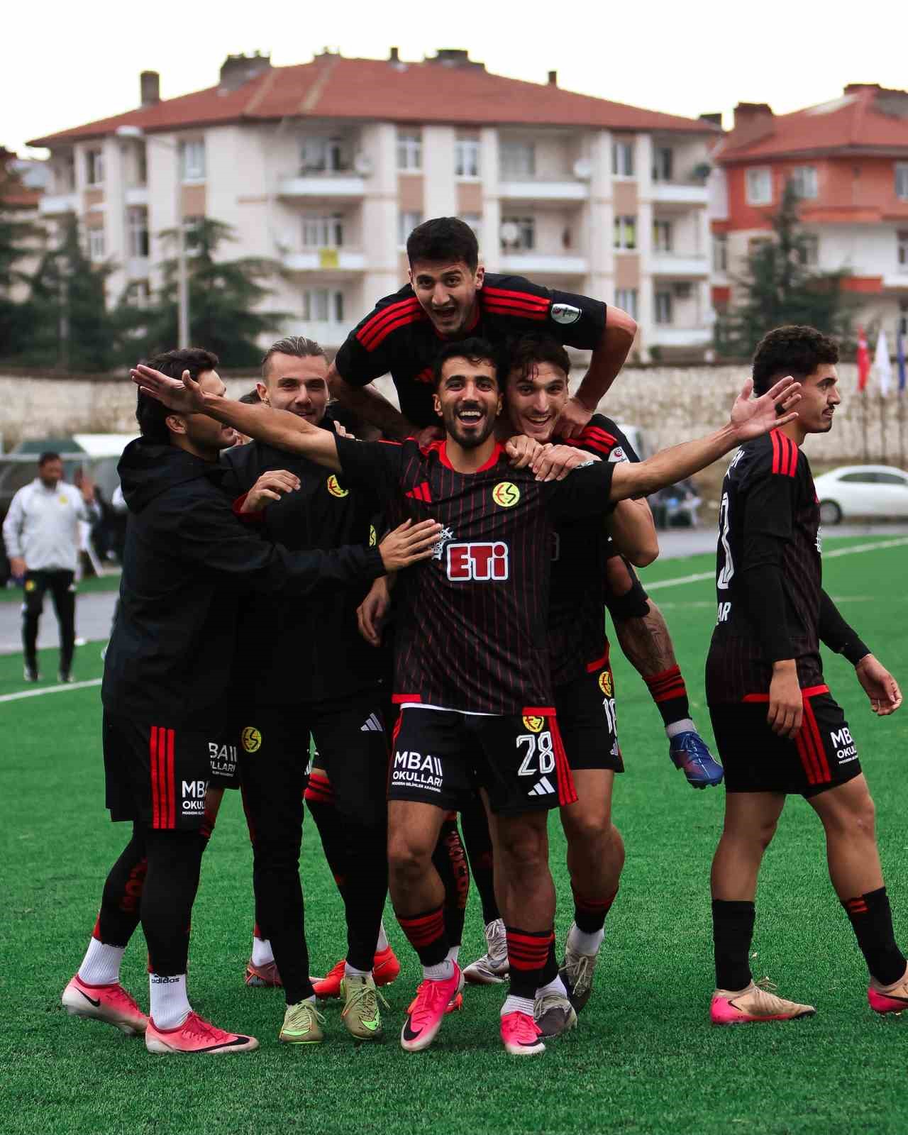 TFF 3. LİG 2. GRUP 5. HAFTASINDA ESKİŞEHİRSPOR, DEPLASMANDA KARŞILAŞTIĞI AKŞEHİRSPOR'U 3-0 MAĞLUP ETTİ.