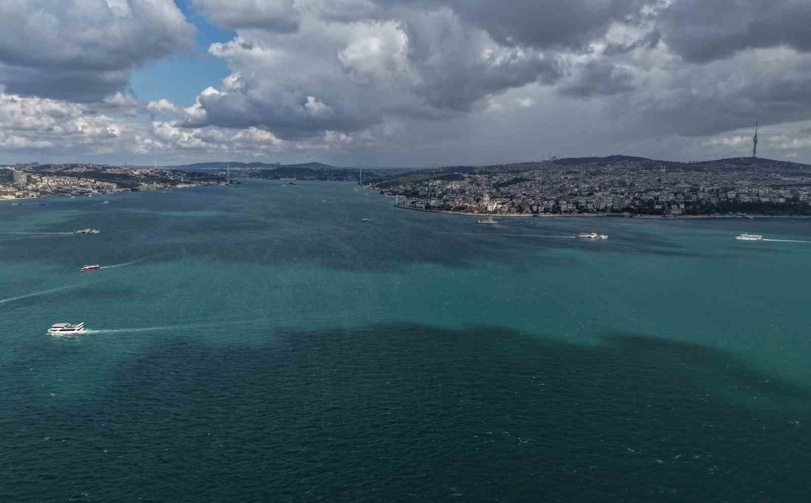 İSTANBUL’DA SON GÜNLERDE ETKİLİ OLAN YAĞIŞLARIN ARDINDAN İSTANBUL BOĞAZI’NDA ALG PATLAMASI MEYDANA GELDİ, BOĞAZ’IN MASMAVİ SULARININ TURKUAZA BÜRÜNDÜ