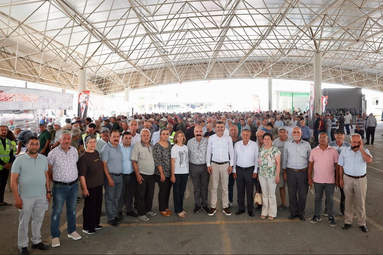 DENİZLİ BÜYÜKŞEHİR BELEDİYE BAŞKANI BÜLENT NURİ ÇAVUŞOĞLU, ÇAMELİ İLÇESİNDE GERÇEKLEŞTİRİLEN MAZOT KART DAĞITIM TÖRENİNDE ÜRETİCİLERLE BİR ARAYA GELDİ. ŞEHRİN HER NOKTASINDA VATANDAŞLARIN YAŞAM KALİTESİNİ ARTIRMAYI HEDEFLEYEN PROJELERİ HAYATA GEÇİRDİKLERİNİ BELİRTEN BAŞKAN ÇAVUŞOĞLU, BÖLGEDEKİ ULAŞIM SORUNLARINI ÇÖZECEK İKİ ÖNEMLİ YATIRIMIN MÜJDESİNİ VERDİ.