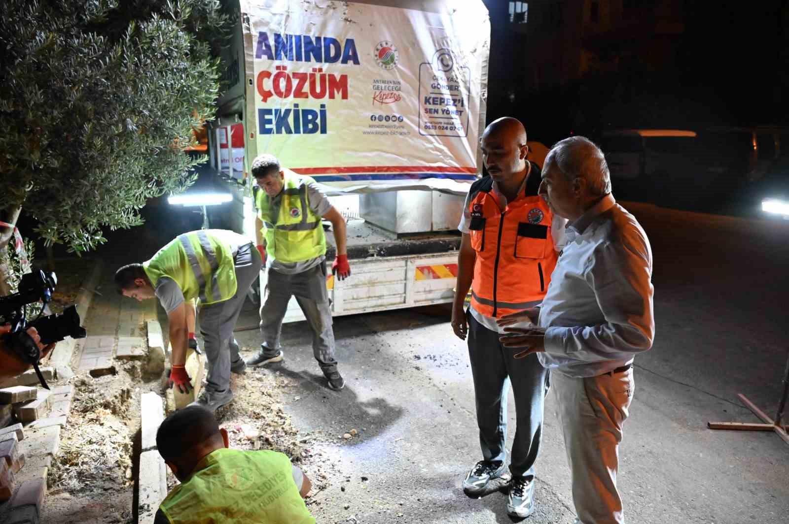 KEPEZ BELEDİYESİ’NİN "ÇEK, YAZ, GÖNDER-KEPEZ’İ SEN YÖNET" PROJESİ KAPSAMINDA HİZMET VEREN ANINDA ÇÖZÜM EKİBİ, VATANDAŞLARDAN GELEN TALEPLERİ KISA SÜREDE DEĞERLENDİREREK ÇÖZÜME KAVUŞTURUYOR. HAFTANIN 7 GÜNÜ, 24 SAAT GÖREV YAPAN EKİPLER, 68 MAHALLEDE BUGÜNE KADAR 5 BİN 20 ÇALIŞMAYI TAMAMLADI.