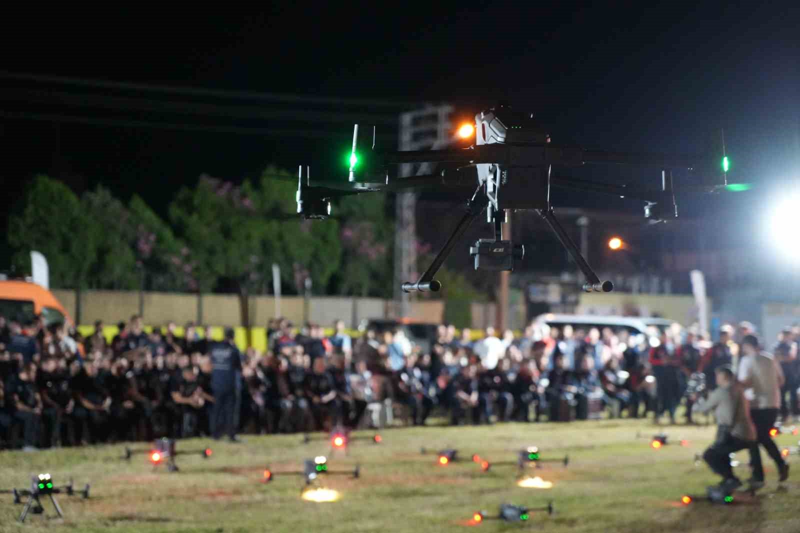SAMSUN’DA DÜZENLENEN AFAD’IN İHA DESTEKLİ ARAMA-KURTARMA YARIŞMASI ÜÇÜNCÜ GÜNÜ, YAKLAŞIK 50 DRONUN KATILDIĞI HAVA GÖSTERİSİYLE TAMAMLANDI. YARIŞMANIN GENEL PROGRAMI İSE EĞİTİM PROGRAMI VE ÖDÜL TÖRENİYLE SONA ERECEK.
