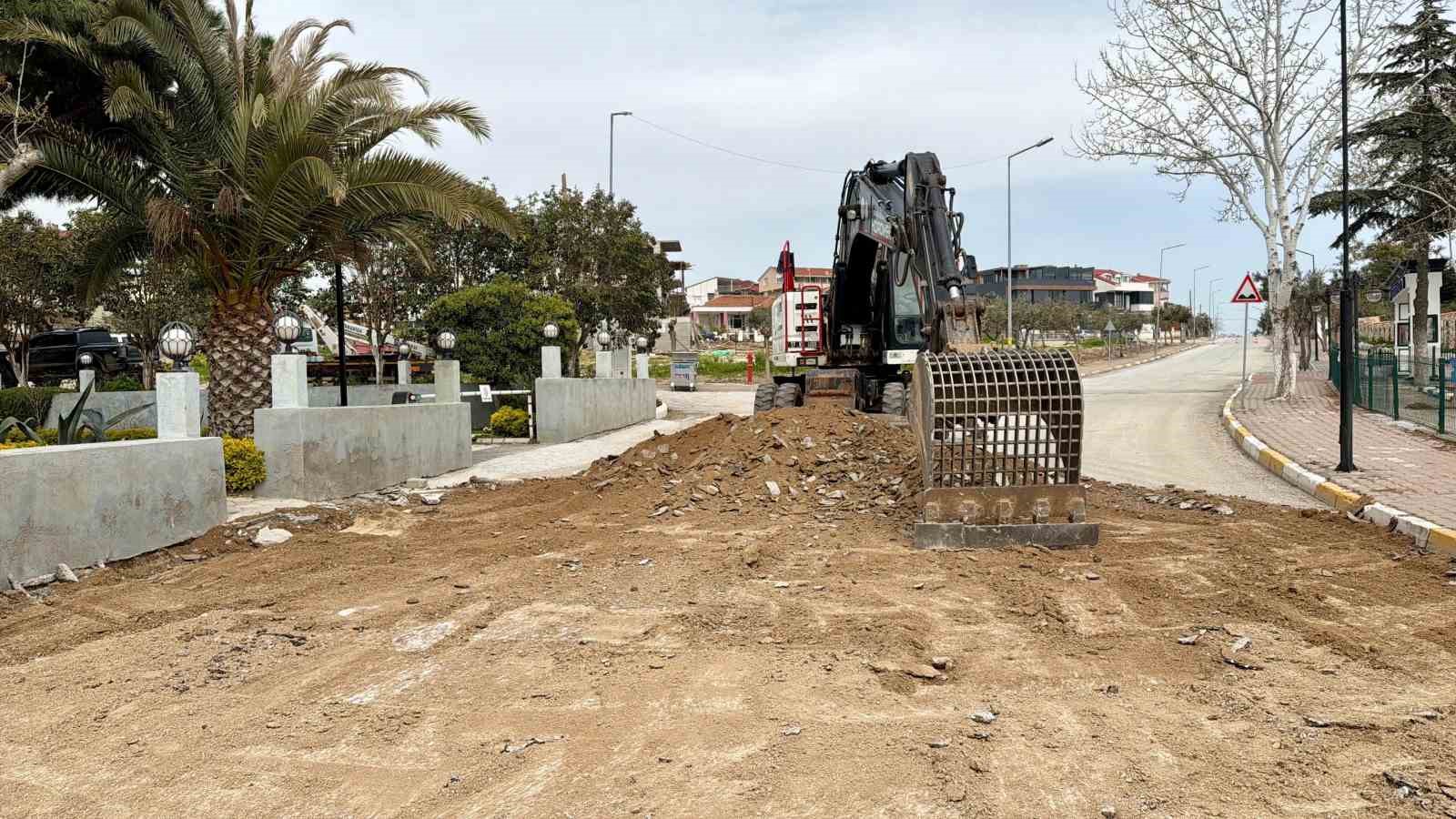 KARABİGA BELEDİYE BAŞKANI AHMET ELBİ, KARABİGA BELDESİNDE KÖY VE MAHALLE MUHTARLARIYLA BİR ARAYA GELDİĞİ TOPLANTIDA, KARABİGA'YA 7 YILDA YAPILAN YATIRIMLARI VE DEVAM EDEN ÇALIŞMALARI ANLATTI. (ARŞİV FOTO)