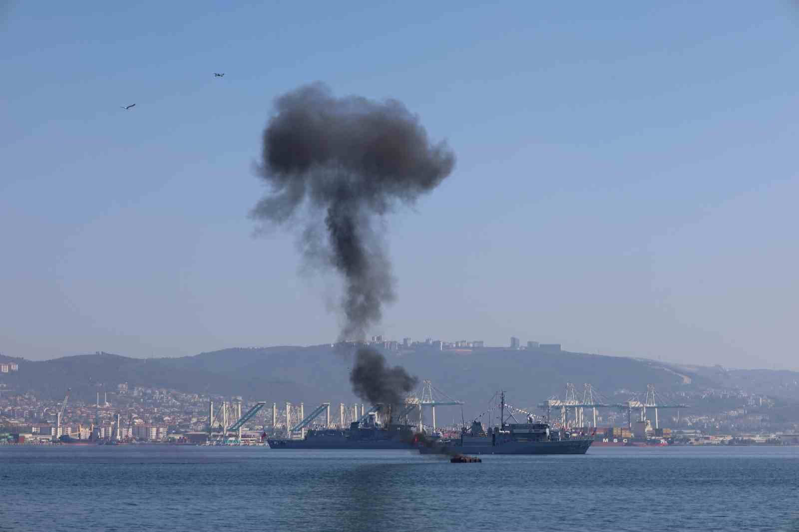 KOCAELİ'DE DÜZENLENEN TEKNOFEST MAVİ VATAN'DA SAT VE SAS KOMANDOLARININ GERÇEKLEŞTİRDİĞİ REHİNE KURTARMA OPERASYONU İLGİYLE İZLENDİ.