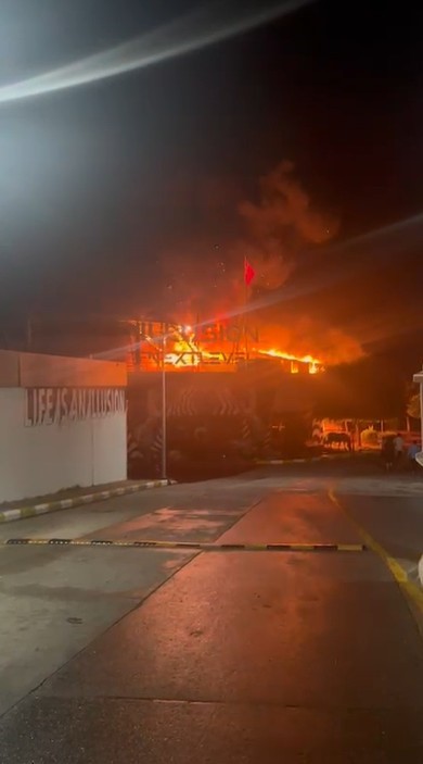 ANTALYA’NIN ALANYA İLÇESİNDE GECE SAATLERİNDE BİR EĞLENCE MEKANINDA ÇIKAN YANGIN, İTFAİYE EKİPLERİNİN SAATLER SÜREN ÇALIŞMASI SONUCU SÖNDÜRÜLDÜ.