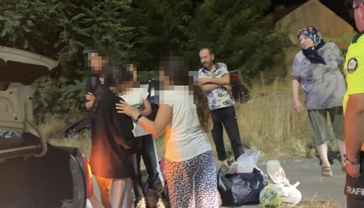 ESKİŞEHİR’DE ÇEVRE YOLUNDA İKİ OTOMOBİLİN ÇARPIŞMASI SONUCU MEYDANA GELEN TRAFİK KAZASINDA 1 KİŞİ YARALANDI. SİVAS’TAN BURSA’YA GİTTİĞİ ÖĞRENİLEN VE KAZAYA KARIŞAN AİLEYİ VATANDAŞLARIN İSE MİSAFİR ETMEK İSTEMESİ DİKKAT ÇEKTİ. (BAHADIR TURGUT/ESKİŞEHİR-İHA)