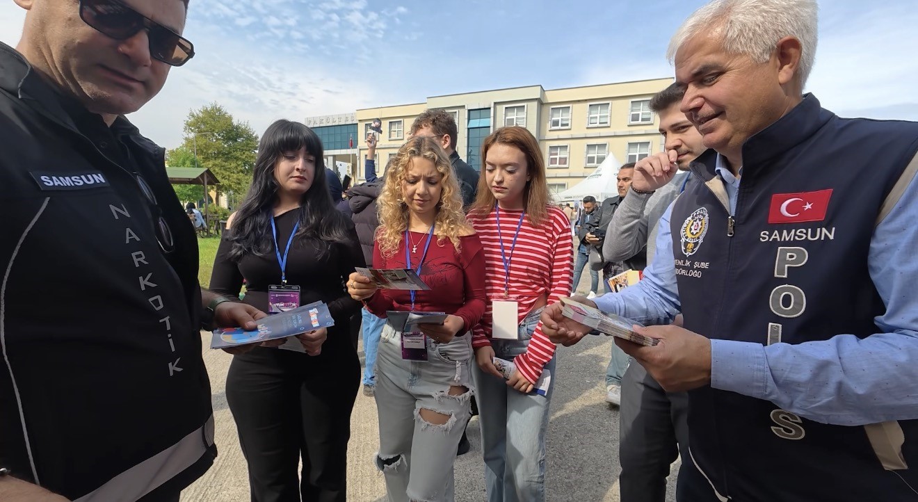 SAMSUN’DA YENİ AKADEMİK YILIN BAŞLAMASIYLA BİRLİKTE POLİS EKİPLERİ, ONDOKUZ MAYIS ÜNİVERSİTESİNE (OMÜ) YENİ KAYIT YAPTIRAN 3 BİN 250 ÖĞRENCİYE GÜVENLİK KONUSUNDA BİLGİLENDİRME YAPTI.