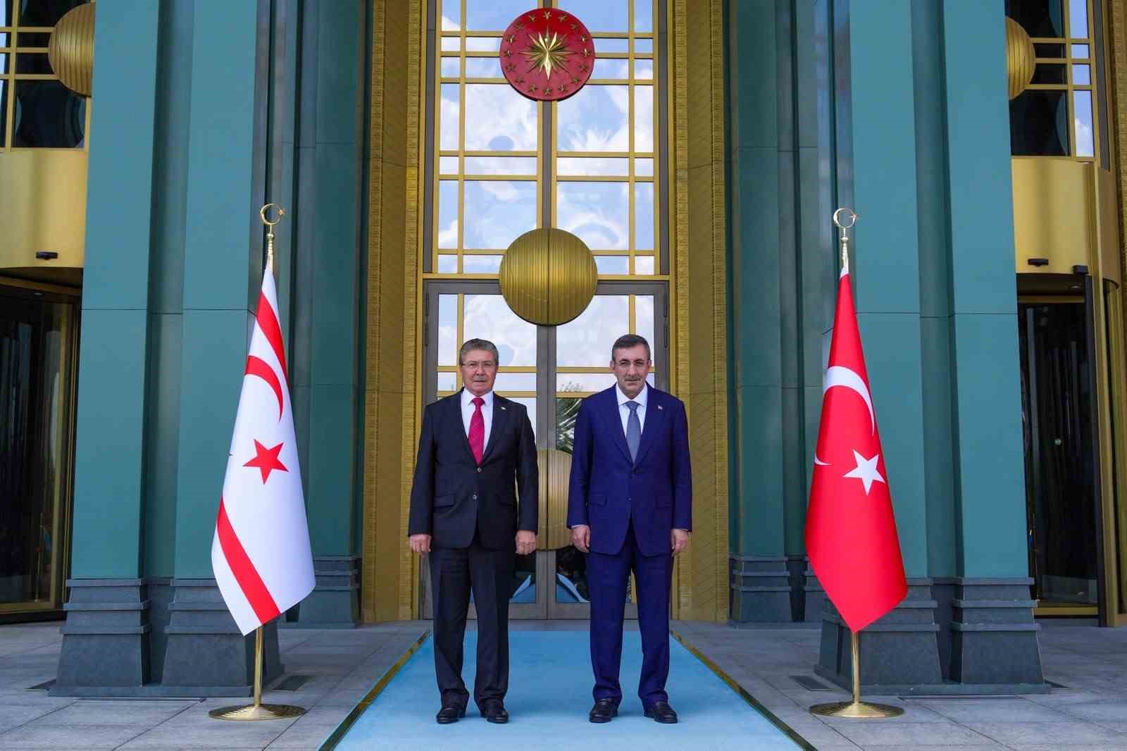 CUMHURBAŞKANI YARDIMCISI CEVDET YILMAZ, KKTC BAŞBAKANI ÜNAL ÜSTEL VE HÜKÜMET ORTAKLARI İLE CUMHURBAŞKANLIĞI KÜLLİYESİ’NDE BİR GÖRÜŞME GERÇEKLEŞTİRDİ.