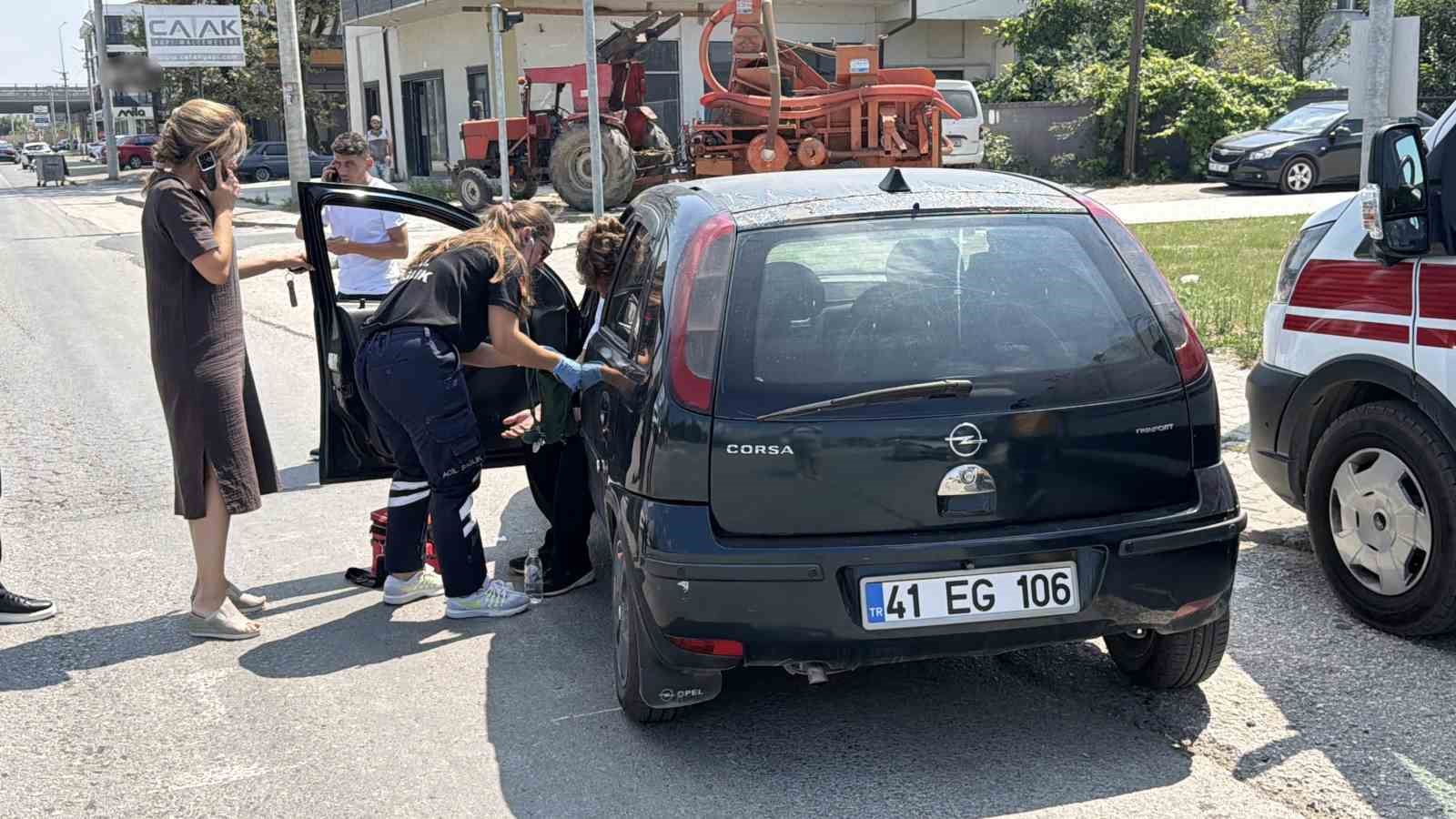 DÜZCE’DE KIRMIZI IŞIKTA ANİDEN ŞERİT DEĞİŞTİREN ARACA ARKASINDAN GELEN OTOMOBİL ÇARPTI. KAZADA 2 KİŞİ YARALANDI.