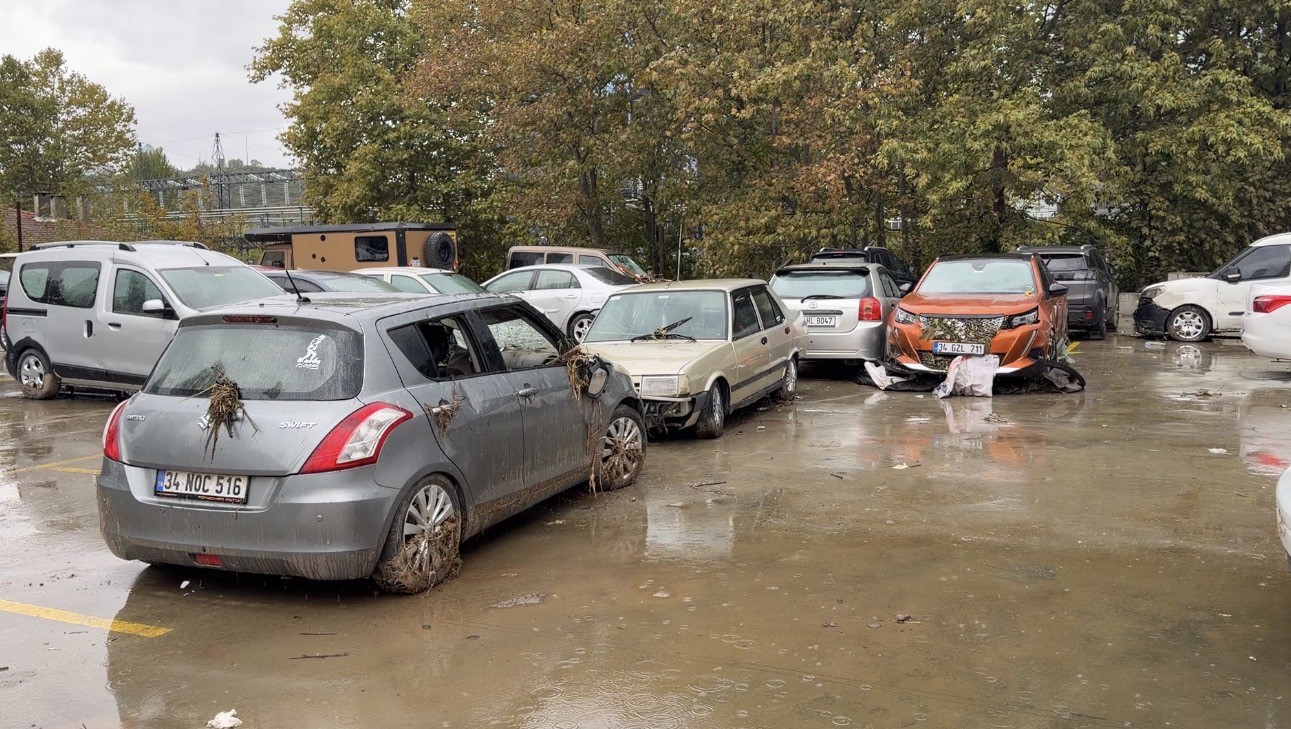 İSTANBUL AYAZAĞA’DA SELDE SÜRÜKLENEREK OTOPARKA ÇEKİLEN YAKLAŞIK 40 ARAÇ HAVADAN GÖRÜNTÜLENDİ. OTOMOBİLLERİNDEKİ EŞYALARINI ALMAK İÇİN OTOPARKA GELEN BAZI VATANDAŞLAR, ARAÇLARININ KAPILARINI AÇAMAYINCA EŞYALARINA ULAŞAMADI.