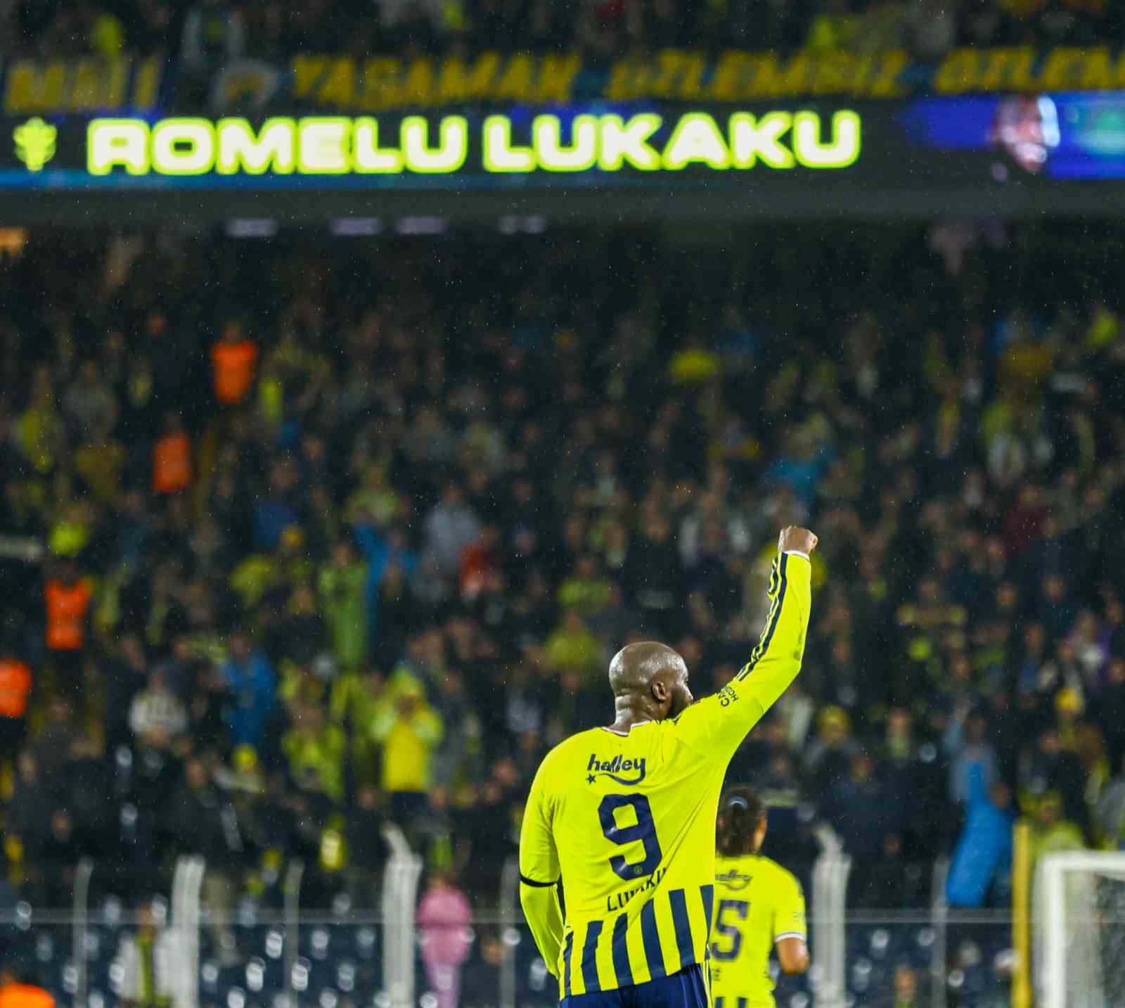 FENERBAHÇE’NİN BELÇİKALI FORVETİ ROMELU LUKAKU, BU SEZONKİ İLK GOLÜNÜ ALANYASPOR'A KARŞI ATTI.