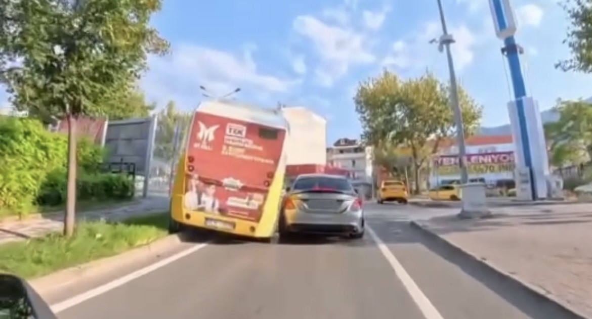 BURSA’DA SEYİR HALİNDEKİ HALK OTOBÜSÜ, SÜRÜCÜSÜNÜN KONTROLÜNDEN ÇIKARAK YOL KENARINDAKİ DİREĞE ÇARPTI. KAZA ANI KAMERAYA YANSIDI.