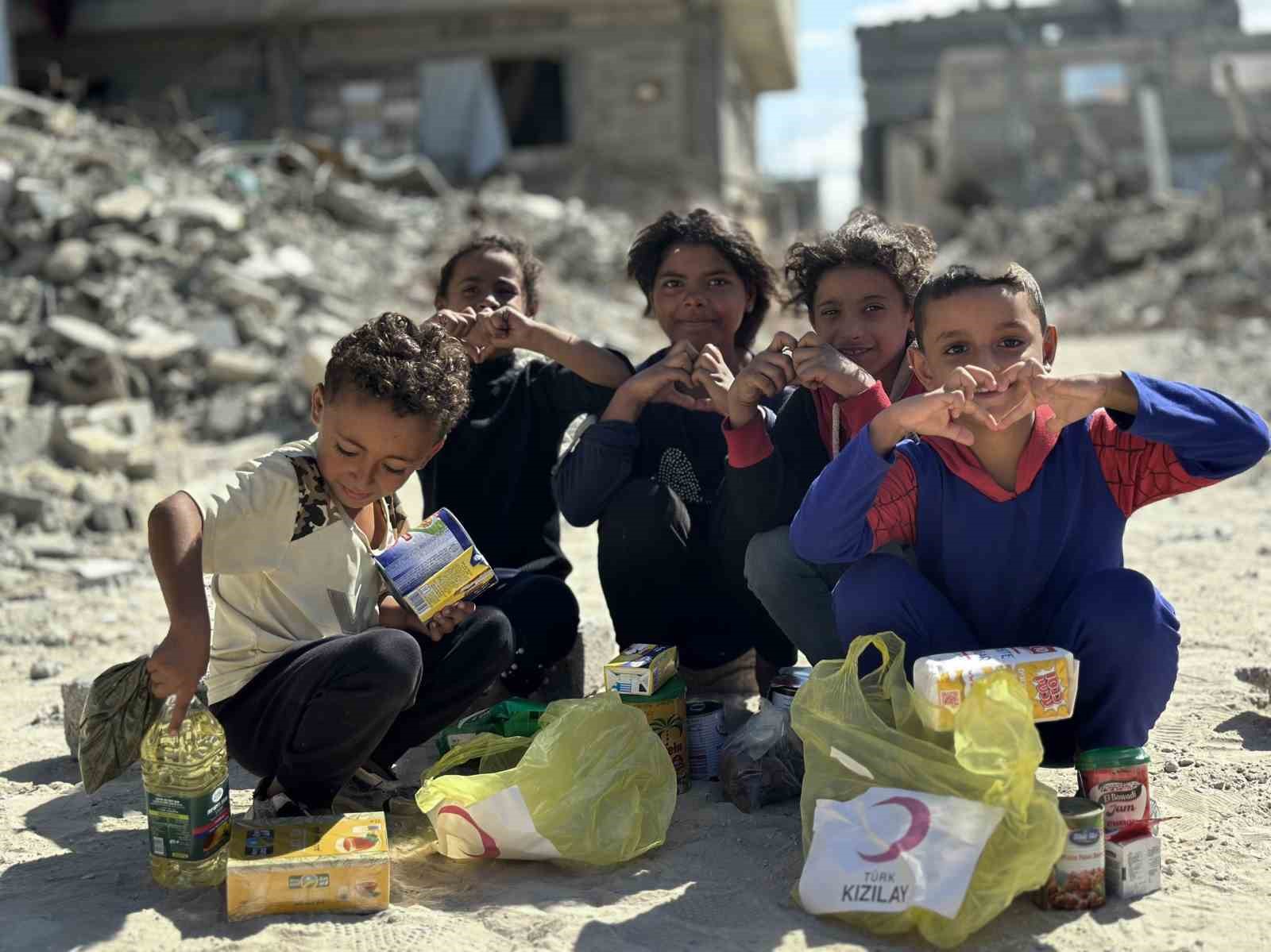 TÜRK KIZILAY, 7 EKİM 2023’TEN BU YANA GAZZE’DE YÜRÜTTÜĞÜ İNSANİ YARDIM OPERASYONLARINI ÜÇÜNCÜ YILINDA DA KESİNTİSİZ SÜRDÜRÜYOR. BÖLGEDE TEMİZ SUYA ERİŞİM SORUNU DEVAM EDERKEN KIZILAY, HER GÜN TEMİZ SU DAĞITIMINI SÜRDÜRÜYOR.