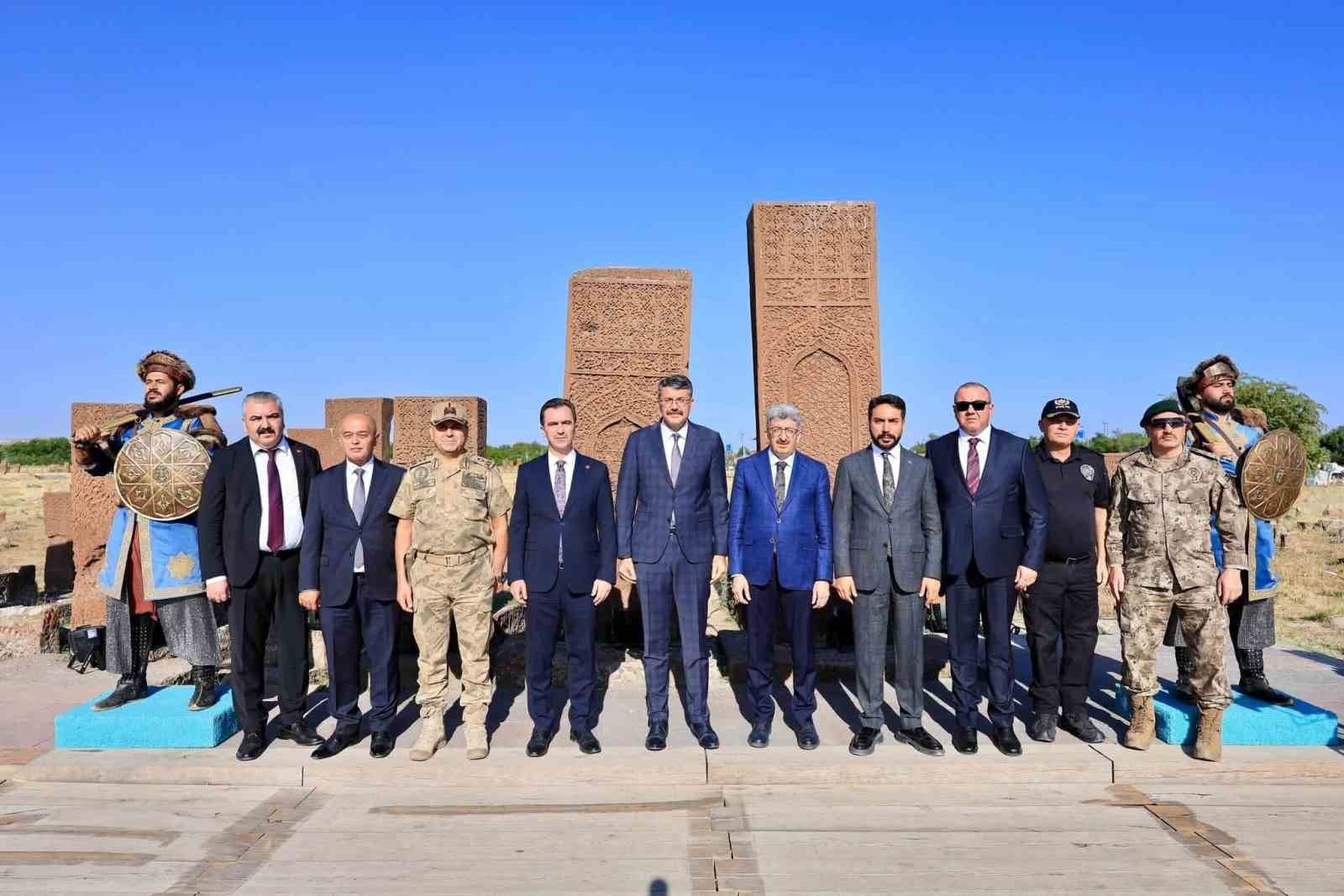 İÇİŞLERİ BAKAN YARDIMCISI ALİ ÇELİK, 955. YIL ANADOLU’NUN FETHİ MALAZGİRT 1071 ANMA PROGRAMI VE AHLAT ETKİNLİKLERİ ÖNCESİ AHLAT’TA İNCELEMELERDE BULUNARAK, GÜVENLİK TOPLANTISI DÜZENLEDİ.