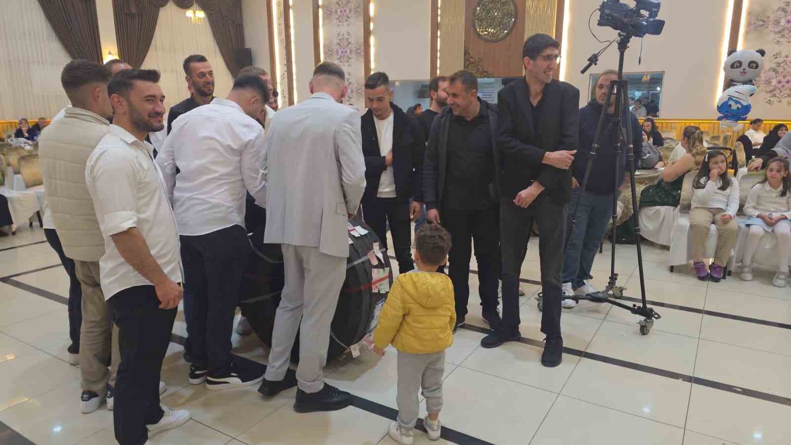BALIKESİR'İN BANDIRMA İLÇESİNDE DÜZENLENEN DÜĞÜNDE, DAMADIN TIR ŞOFÖRÜ OLMASI NEDENİYLE ARKADAŞLARI TARAFINDAN TAKI OLARAK TIR LASTİĞİ HEDİYE EDİLDİ. ALIŞILMIŞIN DIŞINDAKİ TAKI MERASİMİ, DÜĞÜNE KATILANLARIN ŞAŞKINLIKLA İZLEDİĞİ ANLARA SAHNE OLDU.