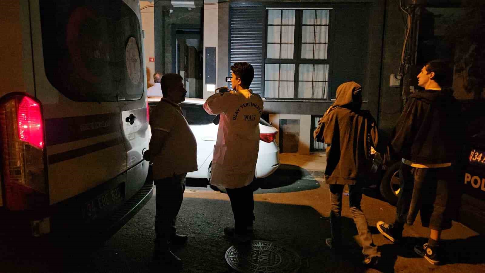 İSTANBUL ŞİŞLİ’DE, 25 YAŞINDAKİ ÜNİVERSİTE ÖĞRENCİSİ EVİNDE ÖLÜ BULUNDU. İNCELEMENİN ARDINDAN GENCİN CENAZESİ OTOPSİ YAPILMAK ÜZERE ADLİ TIP KURUMU MORGUNA KALDIRILDI.