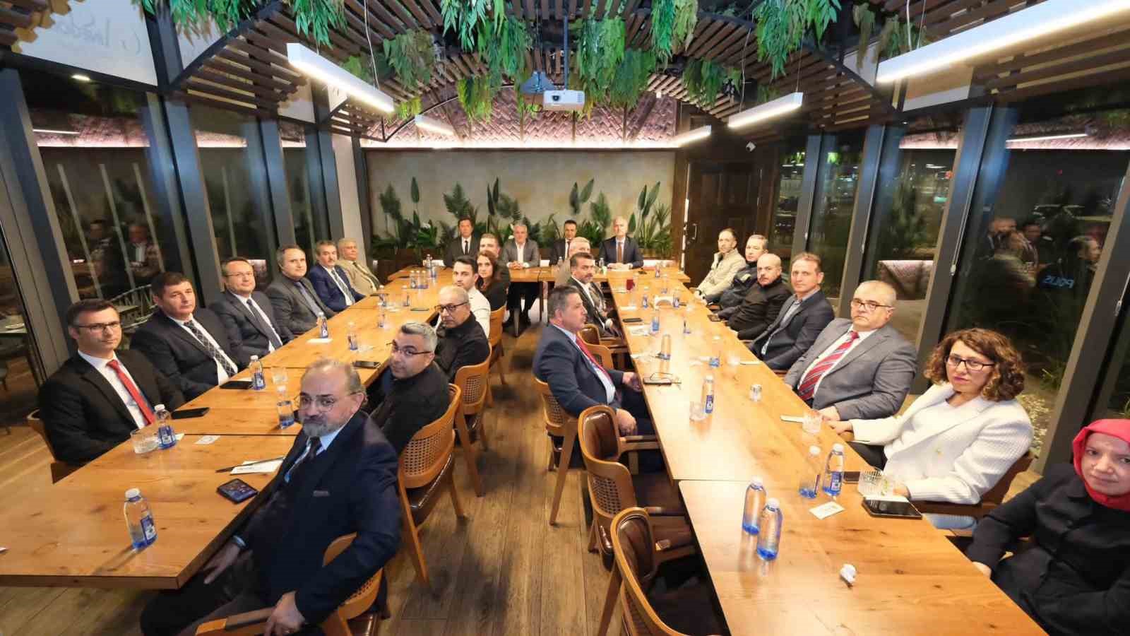İNEGÖL BELEDİYE BAŞKANI ALPER TABAN’IN EV SAHİPLİĞİNDE DÜZENLENEN BULUŞMADA, İLÇEDE GÖREV YAPAN KAMU KURUMLARININ İDARECİLERİ BİR ARAYA GELDİ. KAYMAKAM AYHAN AKPAY, AK PARTİ BURSA MİLLETVEKİLİ AYHAN SALMAN VE AK PARTİ İNEGÖL İLÇE BAŞKANI MUSTAFA DURMUŞ’UN DA KATILDIĞI TOPLANTIDA, İNEGÖL’E YÖNELİK ÇALIŞMALAR VE KURUMLAR ARASI İŞ BİRLİĞİ ELE ALINDI.