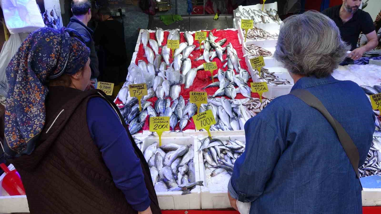 SAMSUN’DA KİLOLUK PALAMUTLARIN ADEDİ 90 TL’DEN SATILIYOR. VATANDAŞLAR UCUZ BALIK ALMAK İÇİN BİRBİRİYLE YARIŞIRKEN, BALIK SATICILARI İSE ALIŞVERİŞİN YOĞUNLUĞU NEDENİYLE DİNLENMEYE FIRSAT BULAMIYOR.