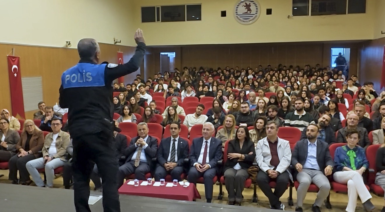 SAMSUN’DA YENİ AKADEMİK YILIN BAŞLAMASIYLA BİRLİKTE POLİS EKİPLERİ, ONDOKUZ MAYIS ÜNİVERSİTESİNE (OMÜ) YENİ KAYIT YAPTIRAN 3 BİN 250 ÖĞRENCİYE GÜVENLİK KONUSUNDA BİLGİLENDİRME YAPTI.