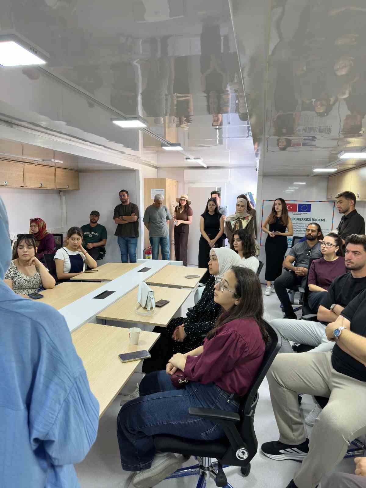 KAYSERİ BÜYÜKŞEHİR BELEDİYESİ, BAŞKAN DR. MEMDUH BÜYÜKKILIÇ’IN VİZYONU DOĞRULTUSUNDA 500’Ü AŞKIN ÖĞRETMEN ADAYINI BİLİŞİM AKADEMİSİ VE MOBİL DİJİTAL GENÇLİK MERKEZİ’NDE YAPAY ZEKÂ, YAZILIM, ROBOTİK, SİBER GÜVENLİK VE 3 BOYUTLU MODELLEME GİBİ YENİ NESİL TEKNOLOJİLERLE BULUŞTURUYOR.