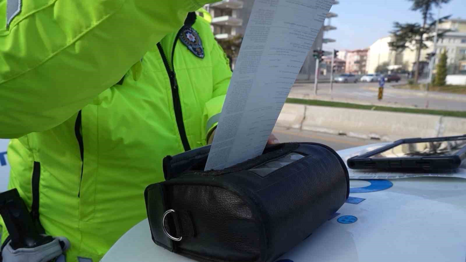 KIRIKKALE'DE KIRMIZI IŞIK İHLALİ YAPTIKTAN SONRA POLİS UYGULAMA NOKTASINDA YÖN DEĞİŞTİREN MİNİBÜS SÜRÜCÜSÜ, DRON İLE TAKİP EDİLEREK DURDURULDU. EHLİYET SINIFININ KULLANDIĞI ARACA UYGUN OLMADIĞI BELİRLENEN SÜRÜCÜYE 28 BİN LİRA PARA CEZASI UYGULANDI.