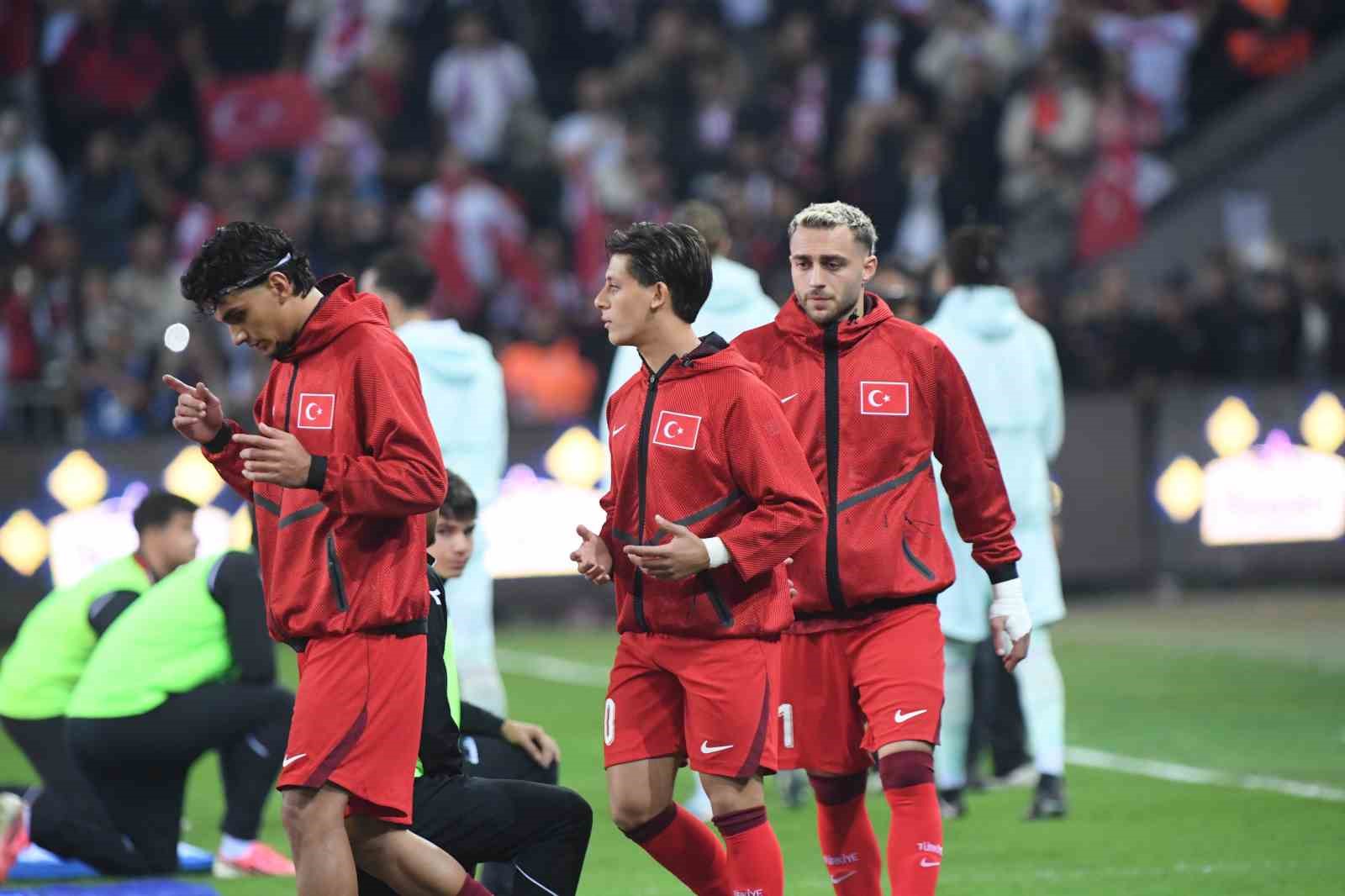 A MİLLİ FUTBOL TAKIMI, UEFA ULUSLAR A LİGİ 1. GRUP İLK MAÇINDA FRANSA İLE KOCAELİ'DE KARŞILAŞIYOR. MÜCADELENİN İLK YARISI GOLSÜZ EŞİTLİKLE TAMAMLANDI.