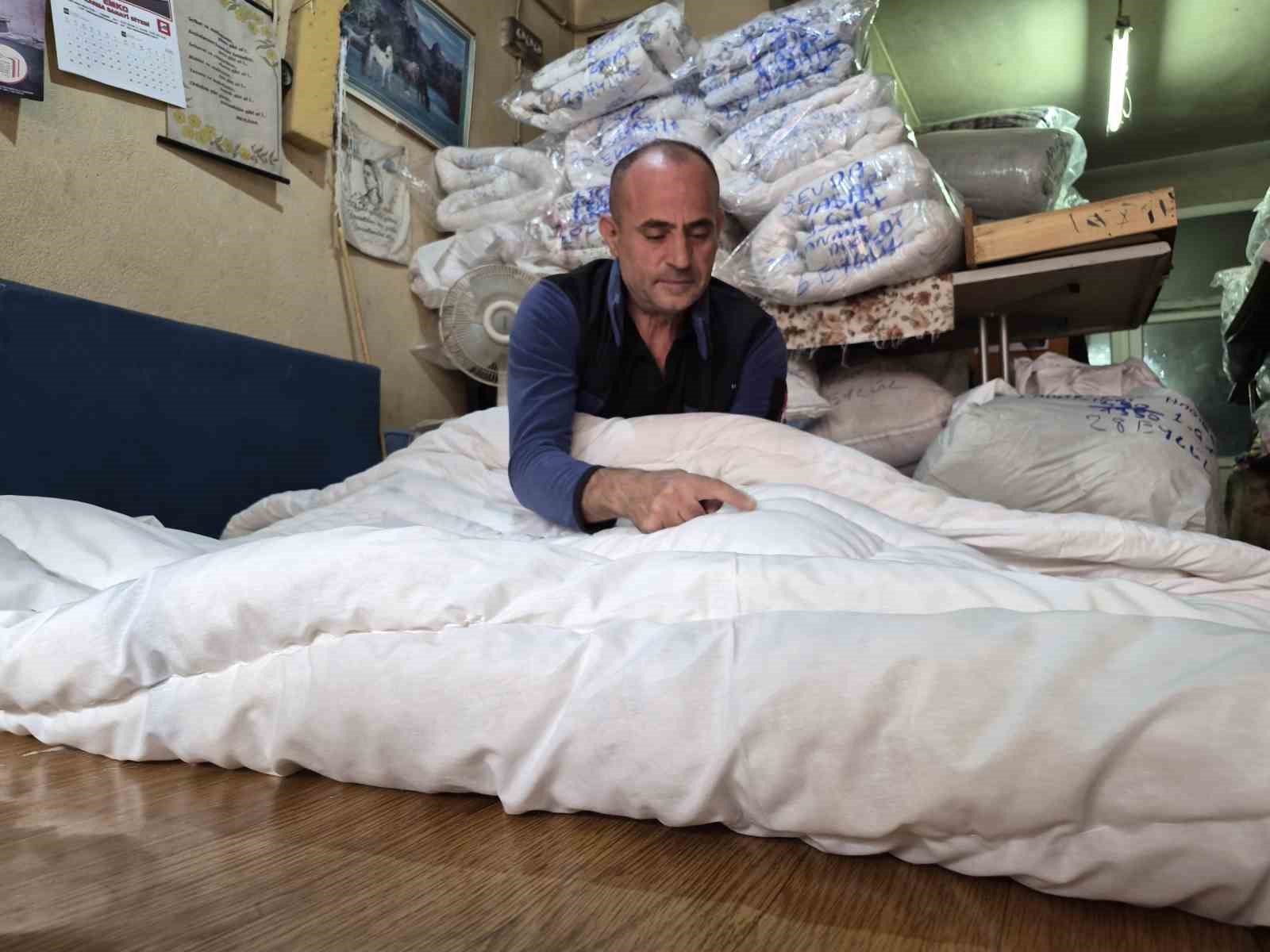 ESKİŞEHİR'DE SONBAHAR MEVSİMİNİN GELMESİ VE HAVALARIN SOĞUMASIYLA BİRLİKTE EL YAPIMI DOĞAL YÜN YORGAN TALEPLERİ ARTTI.
