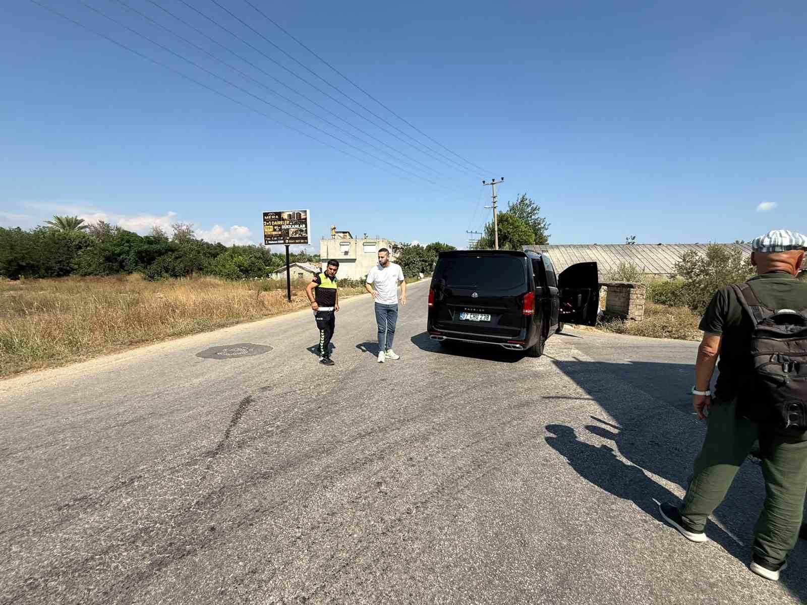 ANTALYA’NIN SERİK İLÇESİNDE VİP MİNİBÜS İLE KAMYONETİN ÇARPIŞMASI SONUCU MEYDANA GELEN TRAFİK KAZASINDA KAMYONET SÜRÜCÜSÜ YARALANDI. ARAÇTA BULUNAN 5 KİŞİLİK TURİST AİLE İSE KAZADAN YARA ALMADAN KURTULDU.
