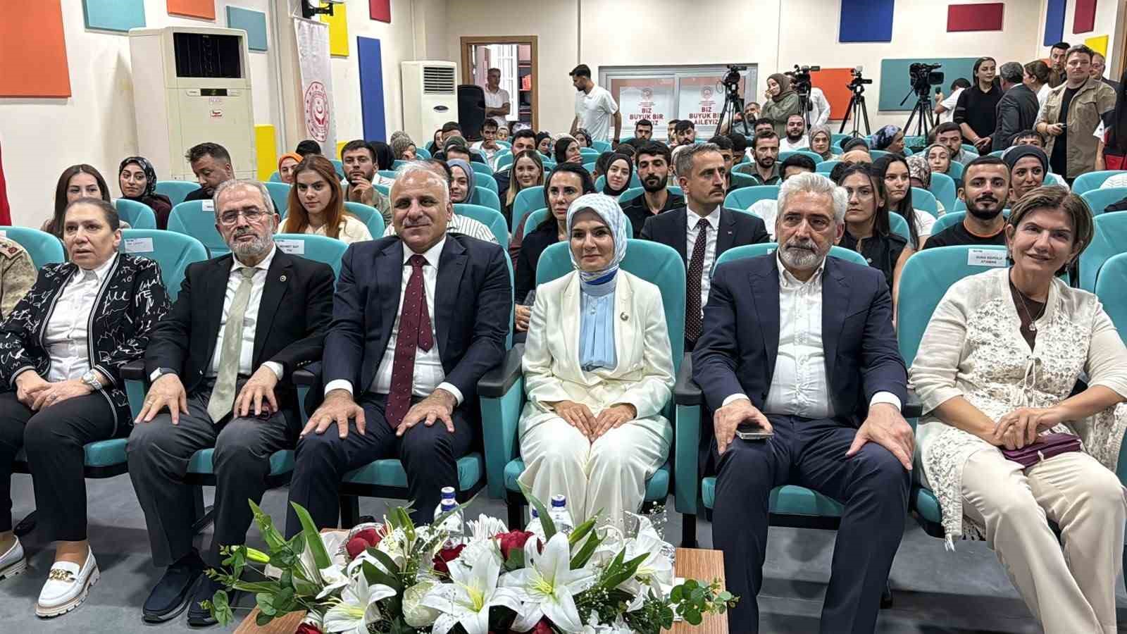 AİLE VE SOSYAL HİZMETLER BAKANI MAHİNUR ÖZDEMİR GÖKTAŞ, "AİLE VE GENÇLİK FONU"NDAN İSTİFADE EDENLER İÇİN ÜLKE GENELİNDE 2 BİN 46 FİRMAYLA DA ÇEYİZ İNDİRİMİ ANLAŞMASI YAPTIKLARINI BELİRTEREK, "BU KREDİDEN İSTİFADE EDEN GENÇLERE İŞKUR'DA ÖNCELİK TANIYORUZ" DEDİ.