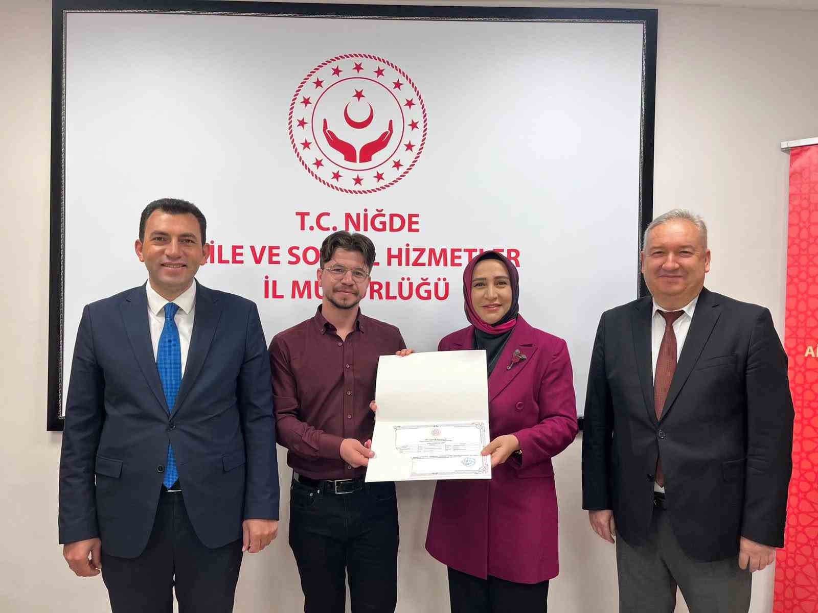 NİĞDE’DE TÜRK İŞARET DİLİ KURSUNU TAMAMLAYANLARA SERTİFİKALARI VERİLDİ