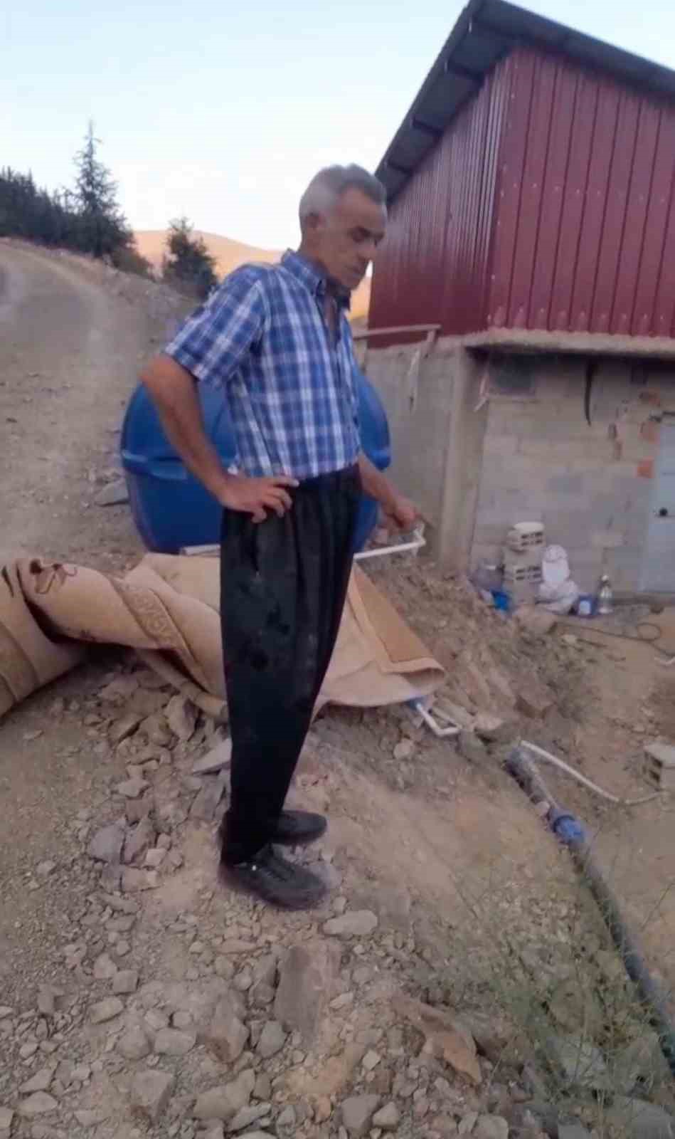 RAMAZAN ALTUNTAŞ ASKİYE AİT SU BORUSUNUN PATLAMASI NEDENİ MAĞDUR OLDUĞUNU KAYDETTİ.