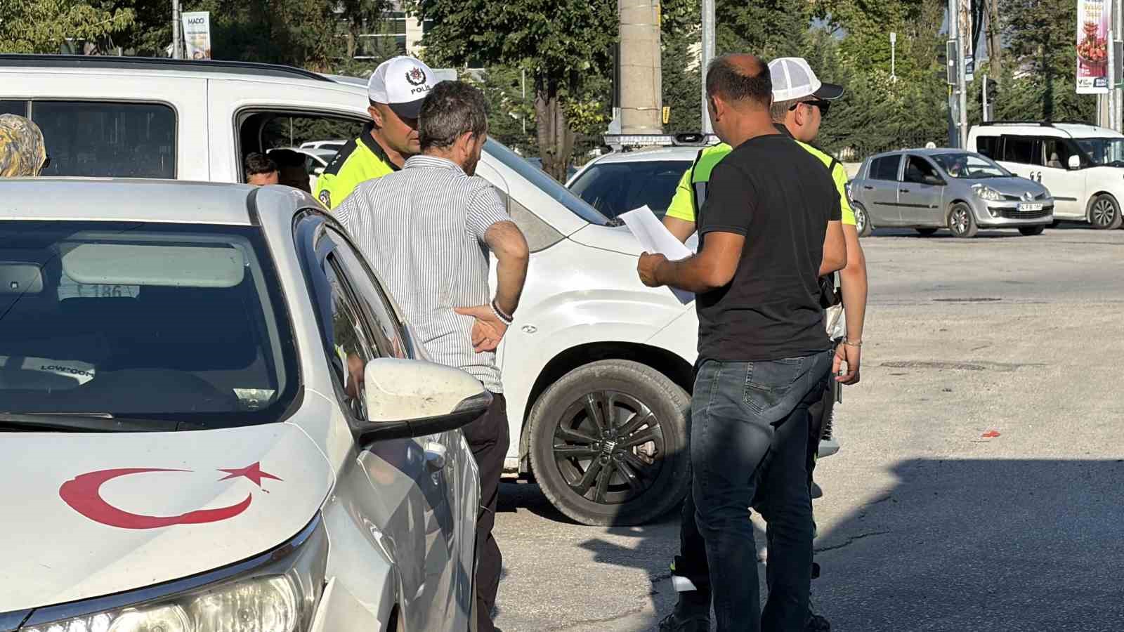 BOLU’DA, D-100 KARA YOLUNDA AYNI YÖNDE İLERLEYEN KAMYON İLE OTOMOBİLİN ÇARPIŞTIĞI KAZADA YARALANAN OLMAZKEN, OTOMOBİLDE HASAR MEYDANA GELDİ.